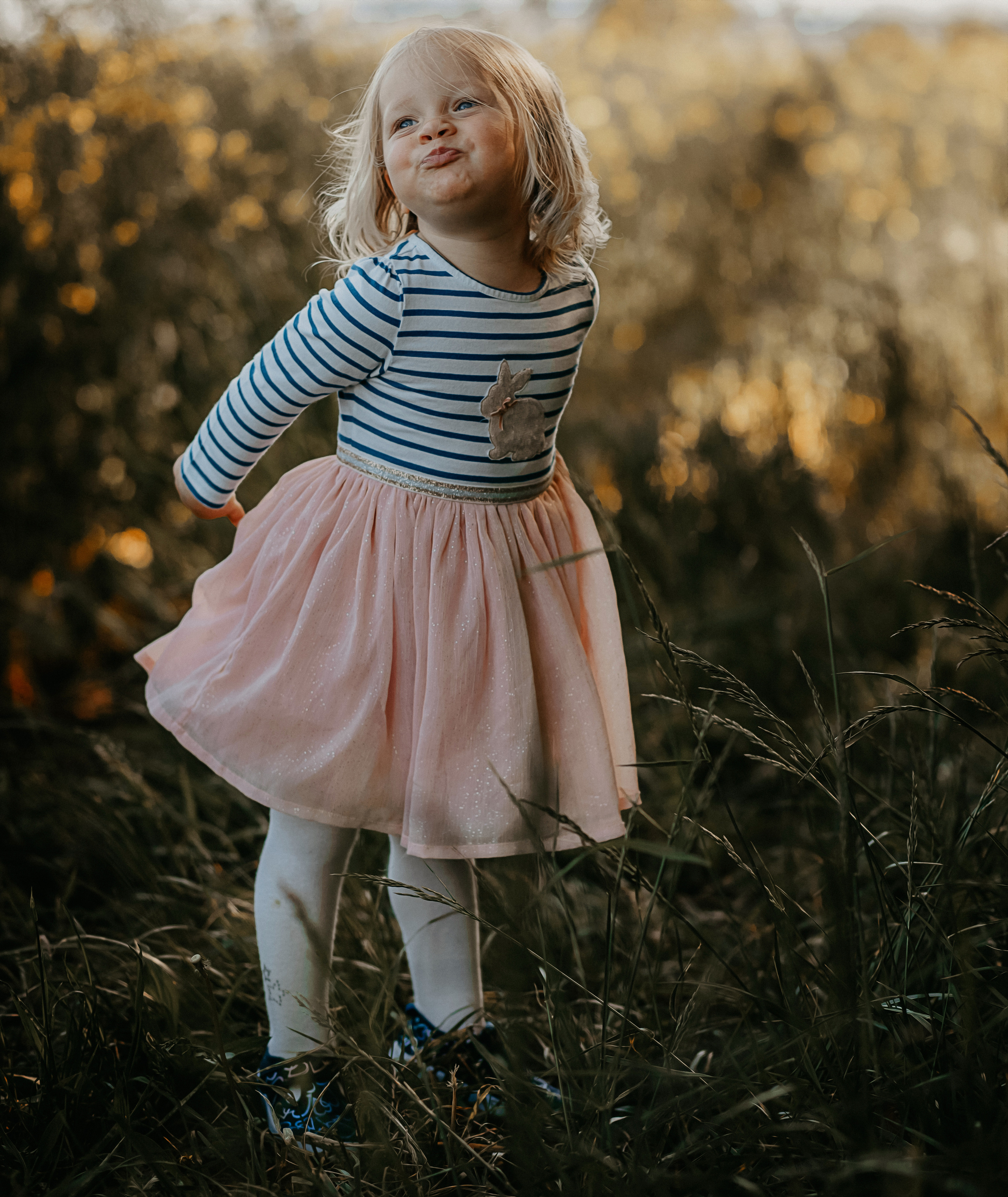 Family walk in the fields. Family photographer in Geneva Switzerland Anastasiia Francuzova. Семей
