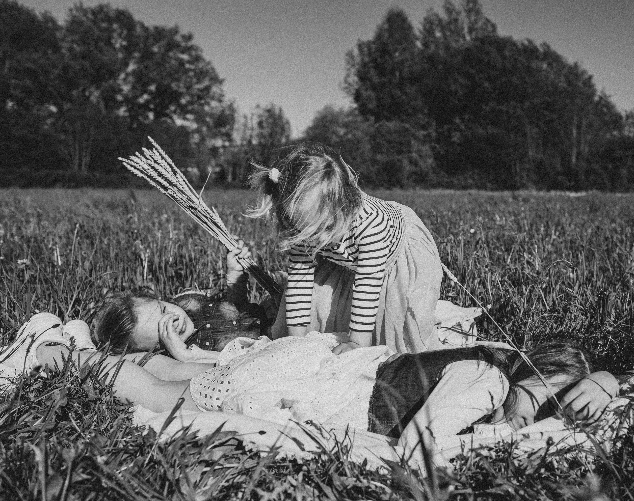 Family walk in the fields. Family photographer in Geneva Switzerland Anastasiia Francuzova. Семей
