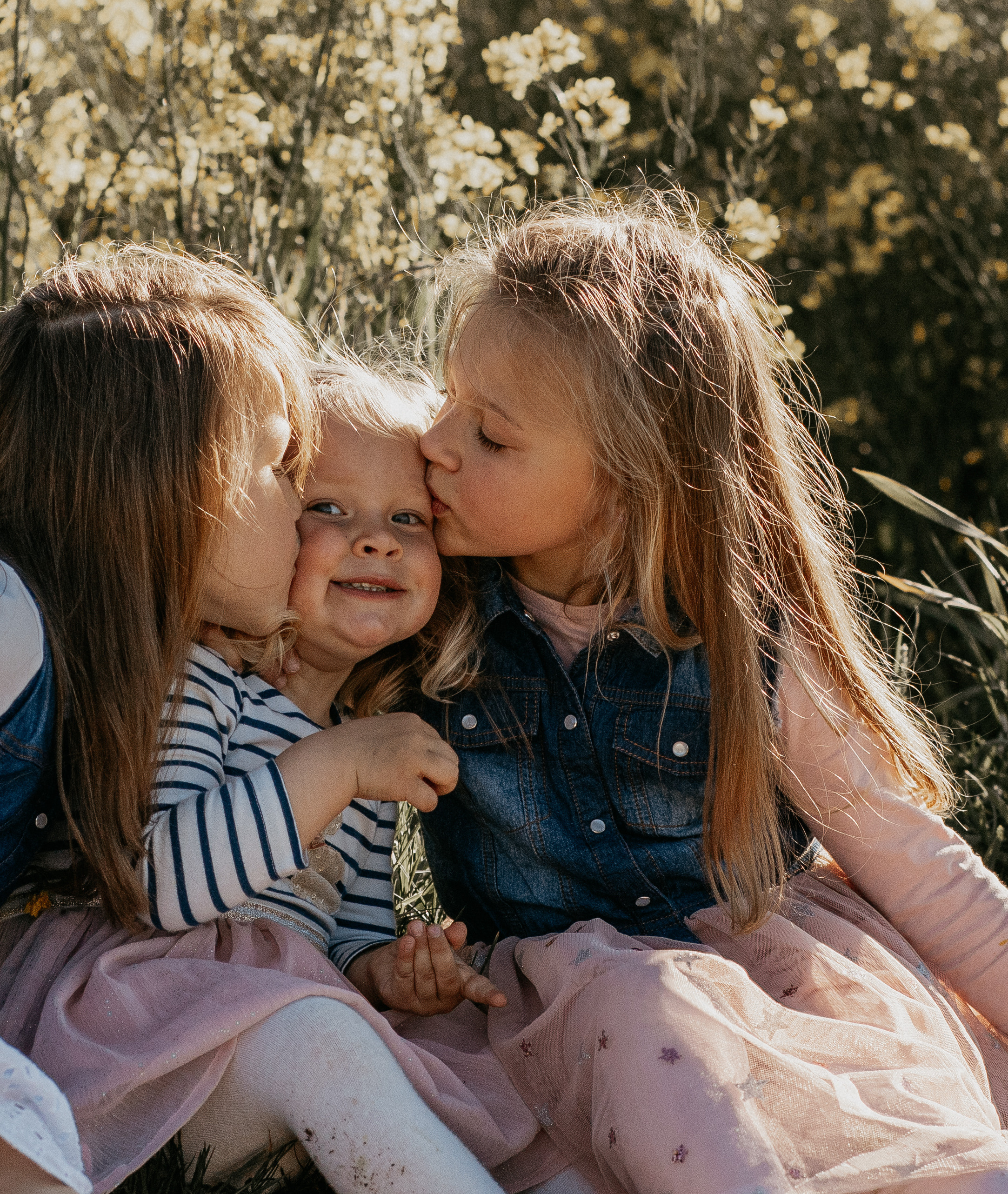 Family walk in the fields. Family photographer in Geneva Switzerland Anastasiia Francuzova. Семей