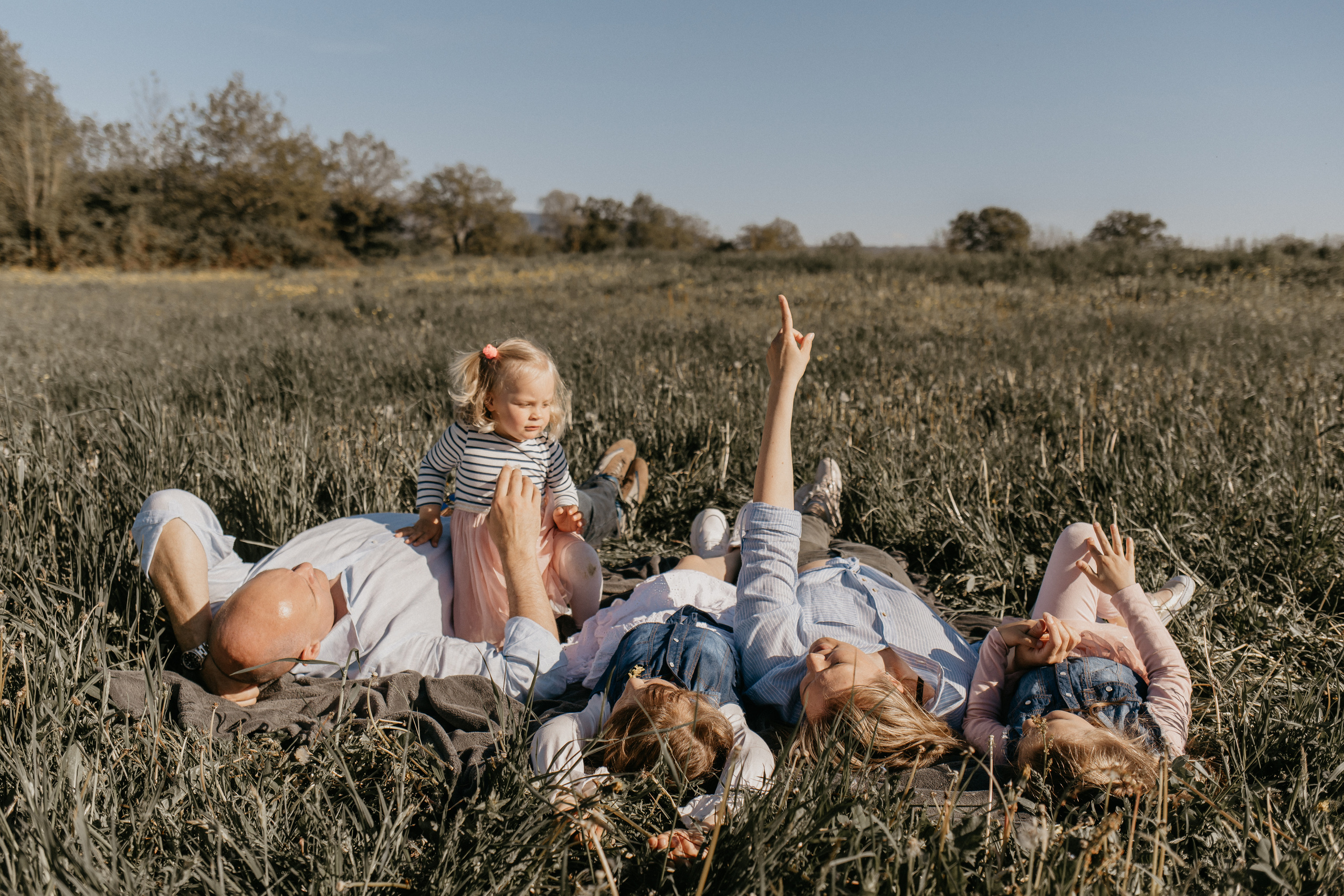 Family walk in the fields. Family photographer in Geneva Switzerland Anastasiia Francuzova. Семей
