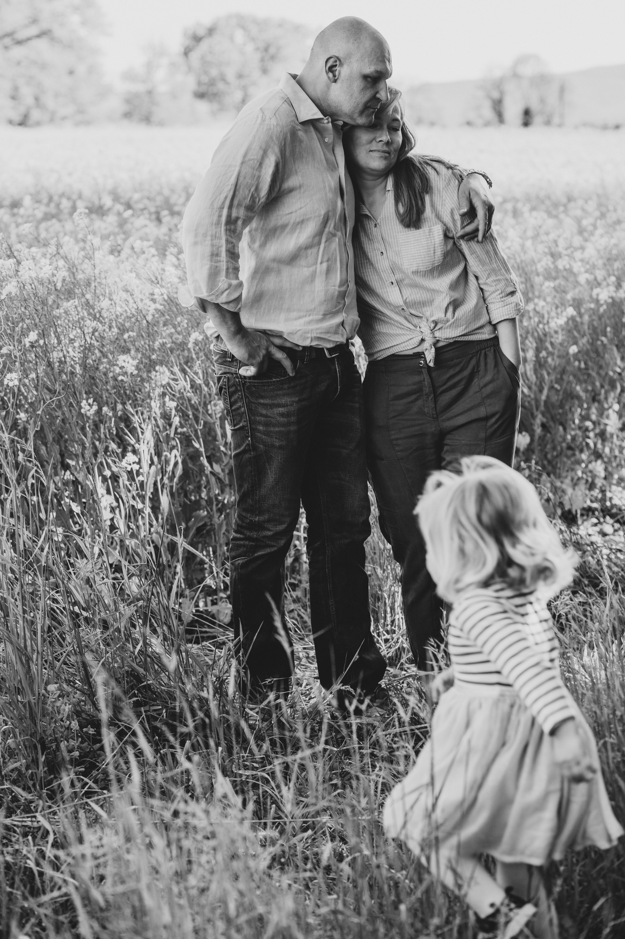 Family walk in the fields. Family photographer in Geneva Switzerland Anastasiia Francuzova. Семей