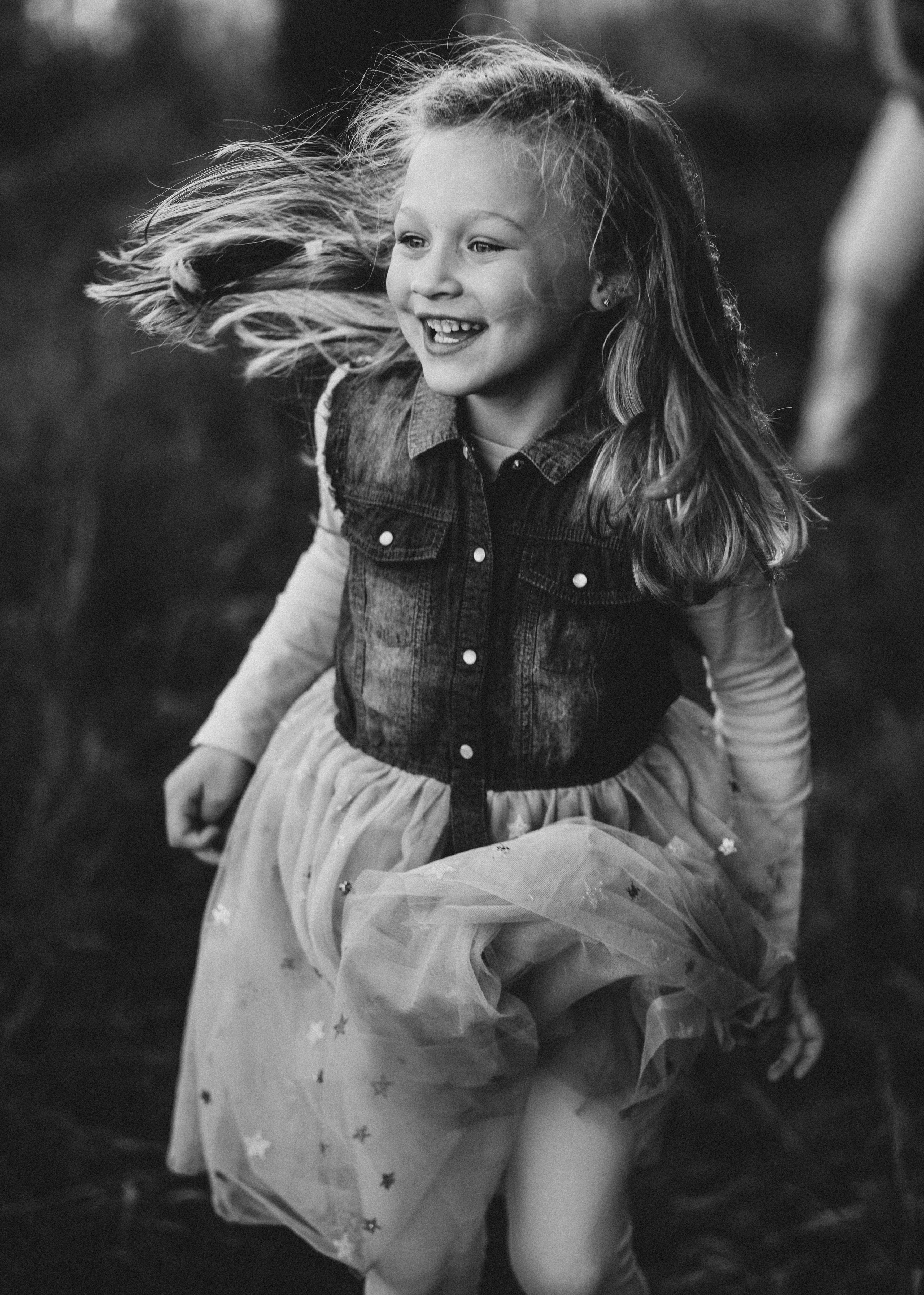 Family walk in the fields. Family photographer in Geneva Switzerland Anastasiia Francuzova. Семей