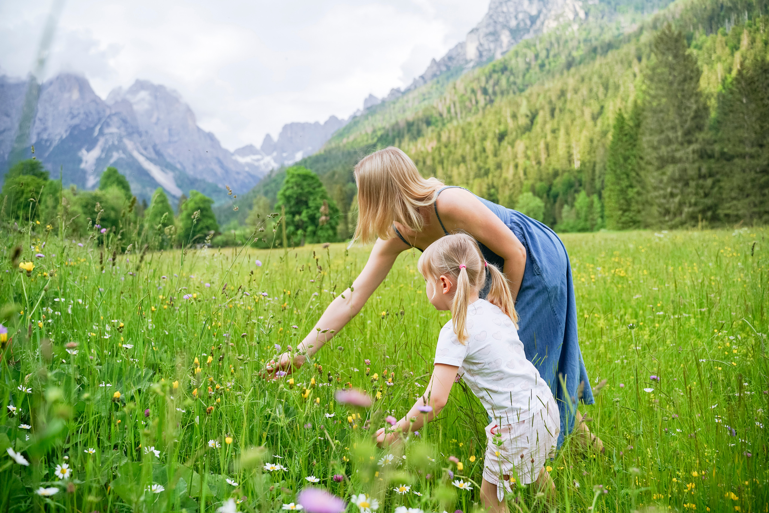Margarita and Andrei with daughters. Nina Janeckova Fotografin und Videografin am Bodensee