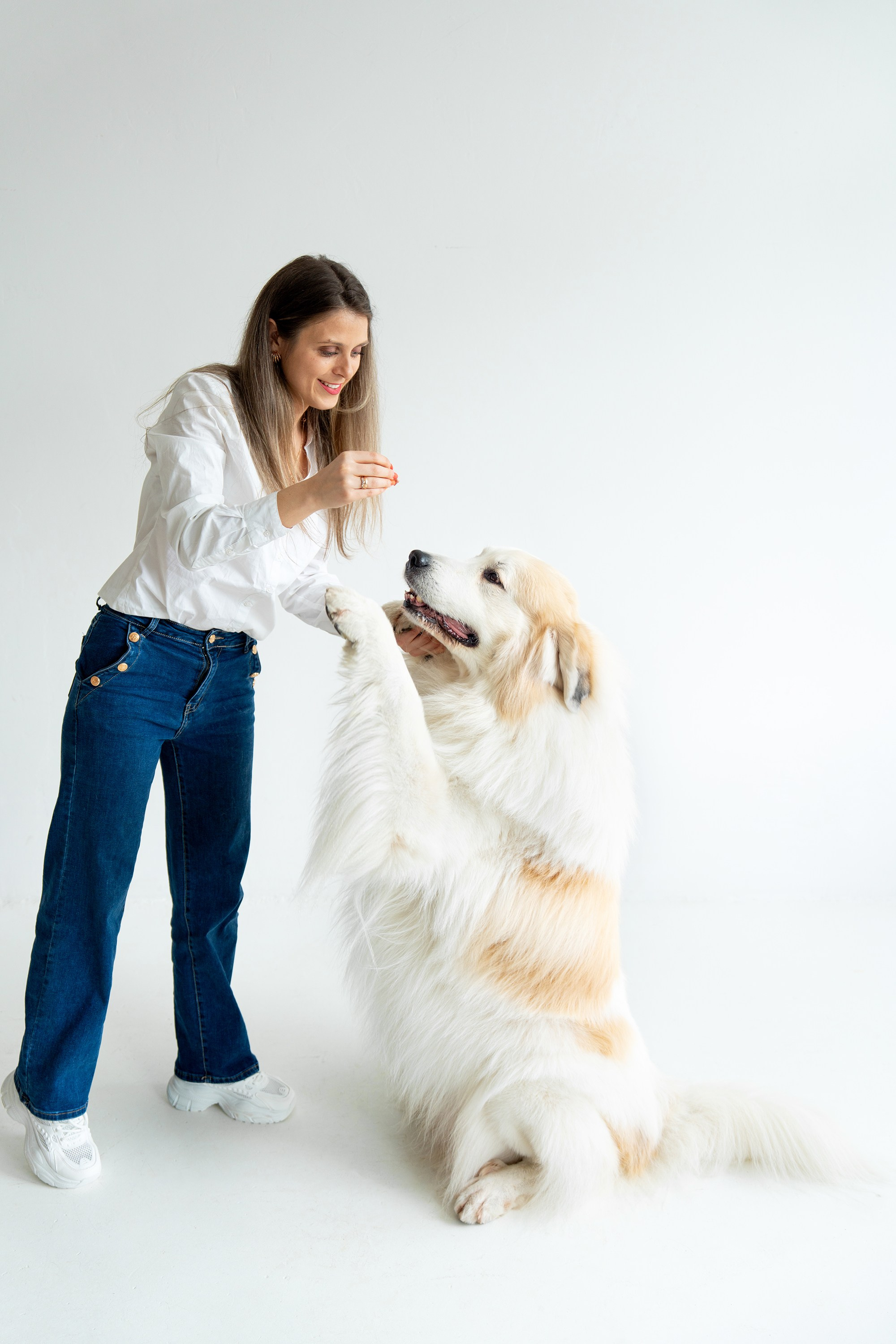 Poros ir jų šuns fotosesija studijoje Vilniuje. Vita Klimaševska ○ Fluffy Soulmate Photography