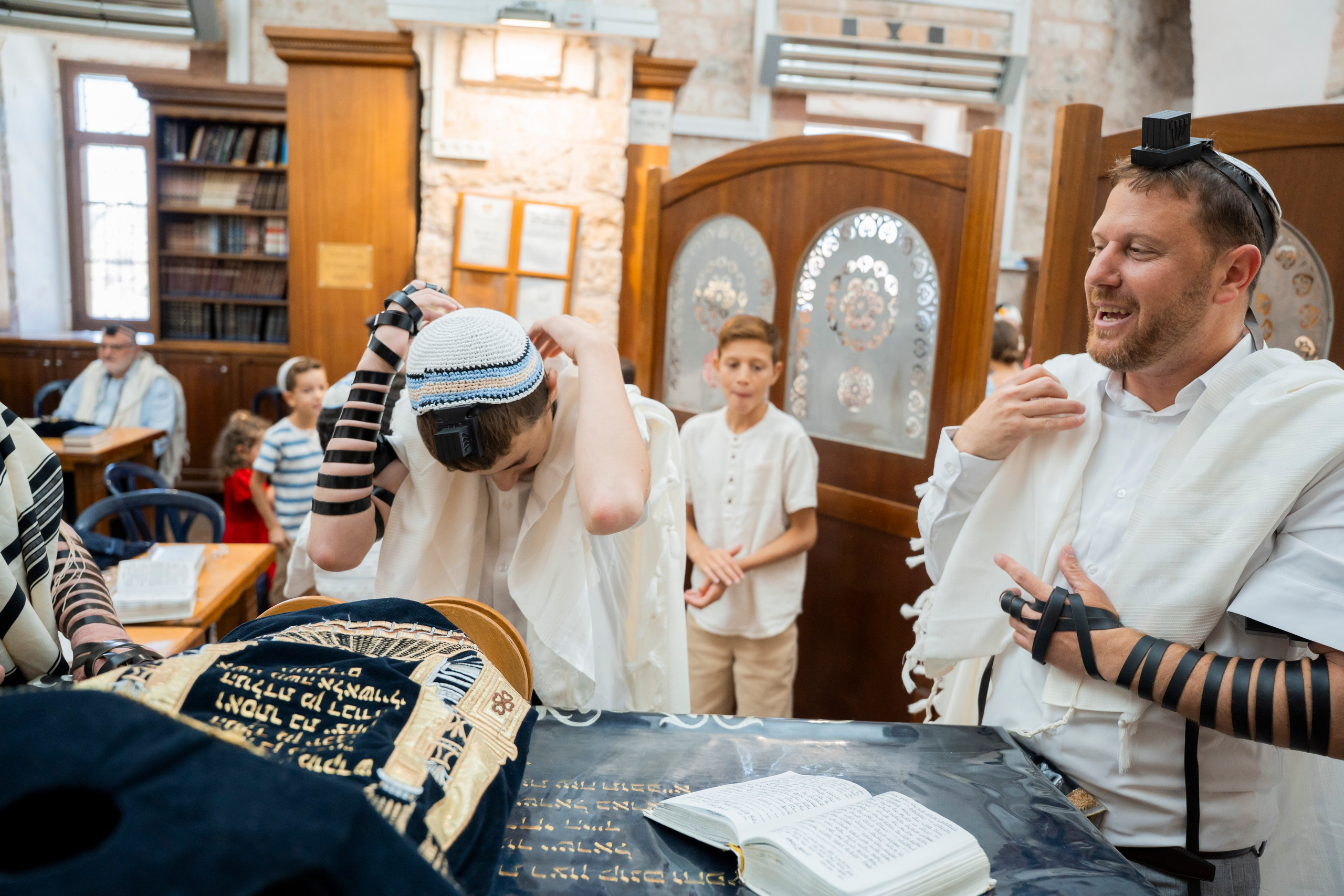 הנחת התפילין רפאל לוי. יוסף מזרחי צילום חתונה, ברית וזוגיות. צלם מקצועי שאוהב להוציא אתכם הכי יפים ברגעים הכי מרגשים