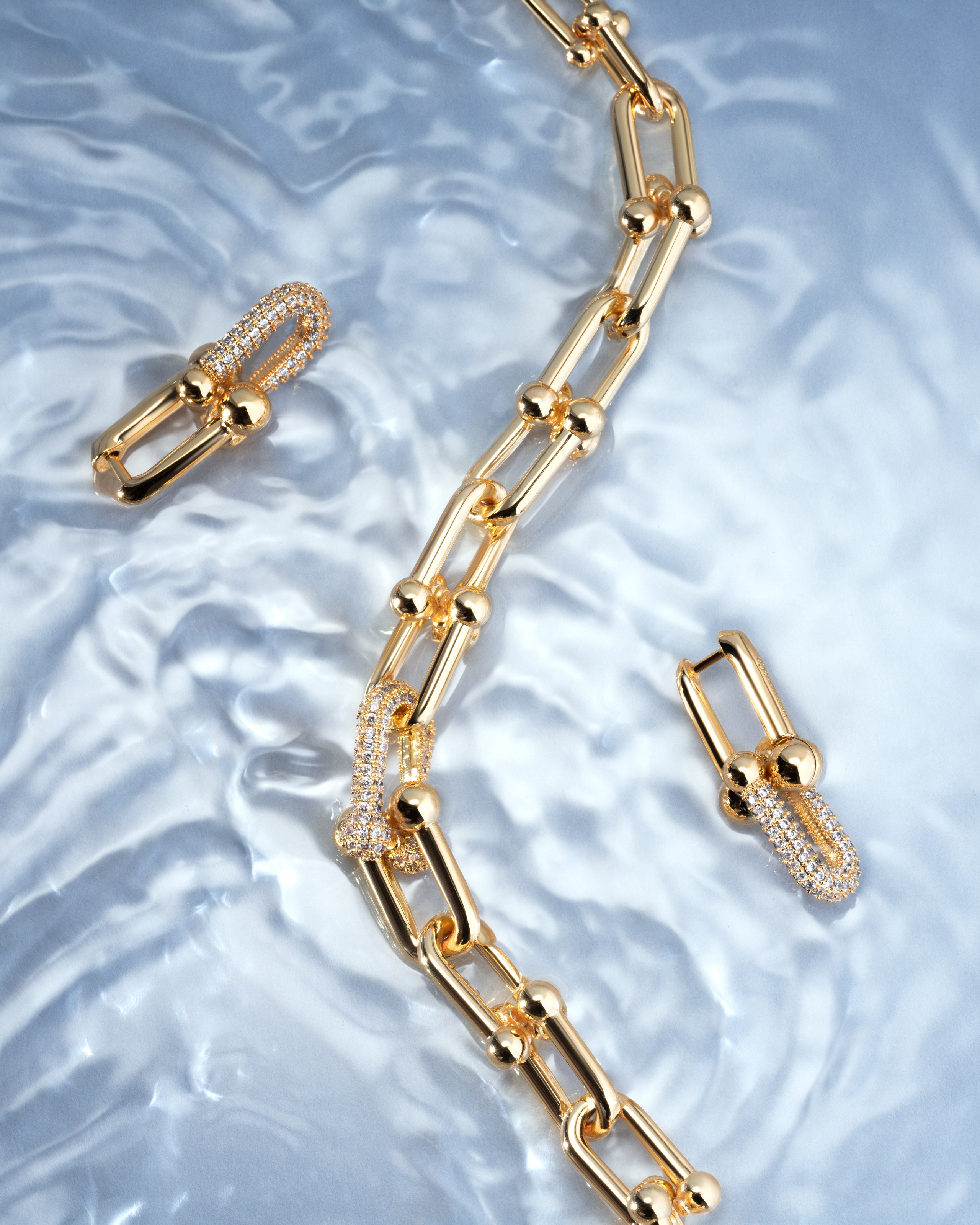 Fotografia produktowa złotego łańcucha z zapięciem, wykonana przez Focusiv Studio. Reklamowa fotografia biżuterii i akcesoriów premium – Gorzów Wielkopolski, Poznań, Szczecin, Zielona Góra, Wrocław