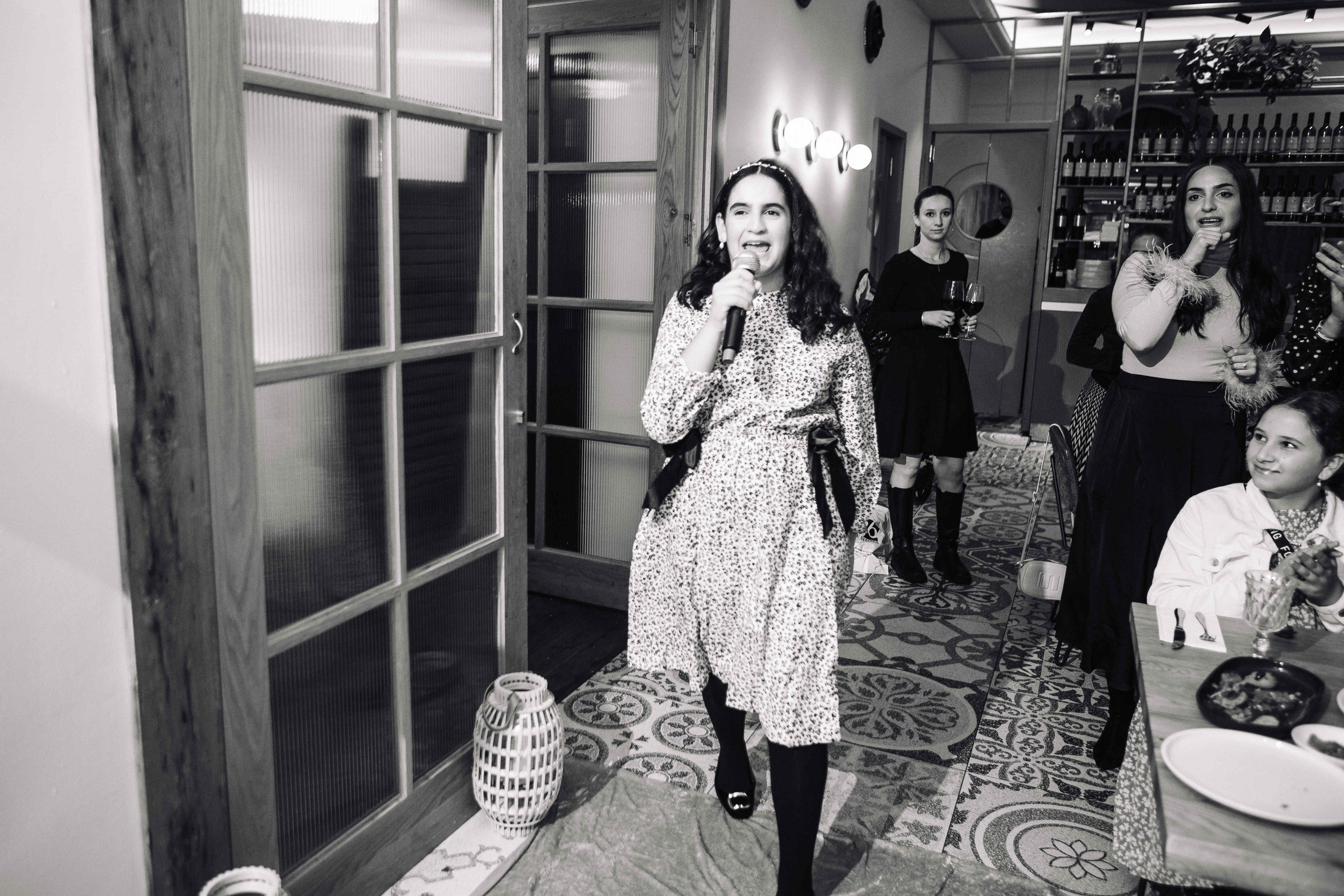 PARTY IN A RESTAURANT WITH THE WHOLE FAMILY. Https://shi-photo.com/