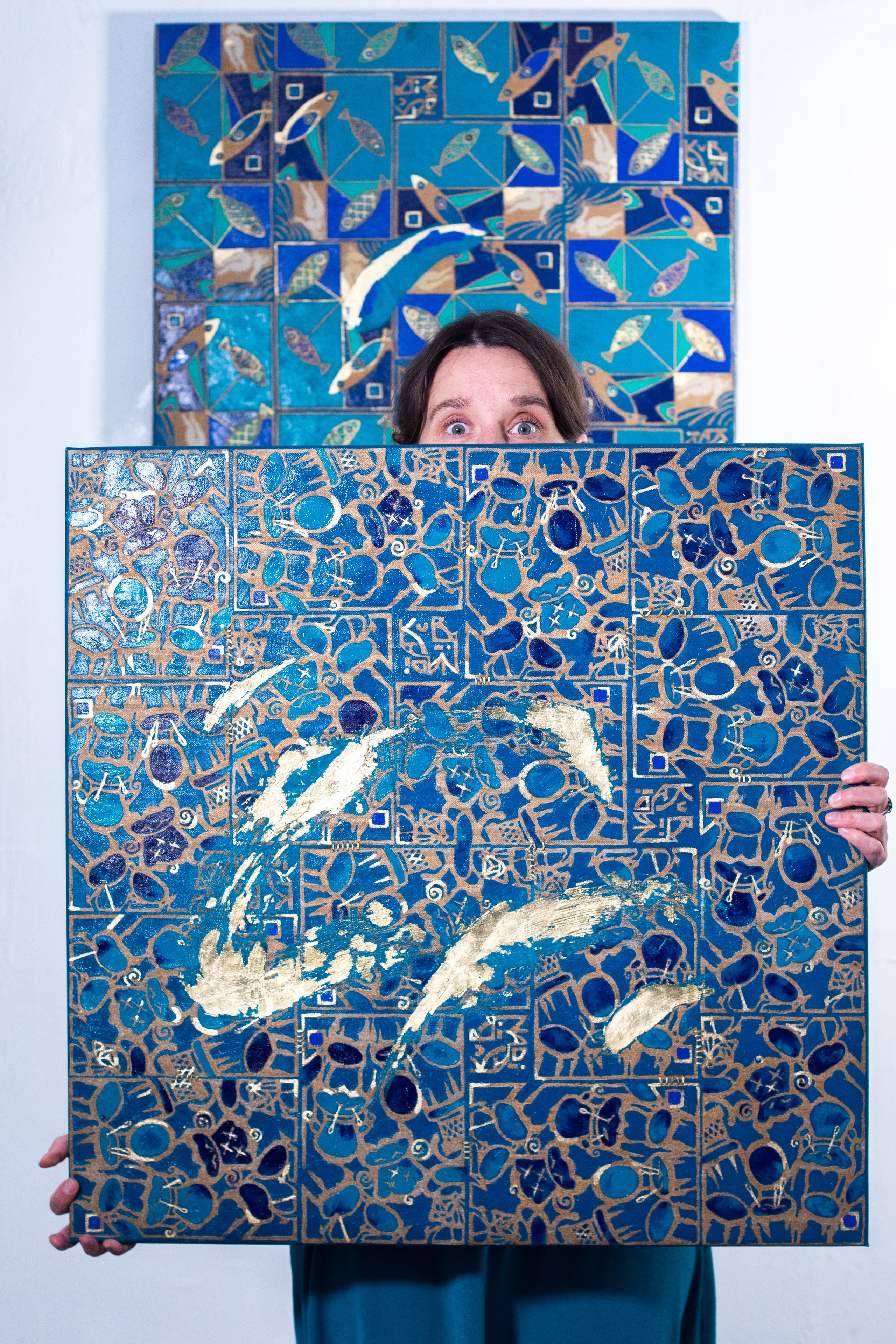 Tela decorativa contemporanea di Nadia Kuprina, linoleografia, ricamo, olio e foglia oro su tela, composizione astratta basata sulla ripetizione del pattern, tonalità di blu e oro, ideale per interni raffinati e progetti di lusso.