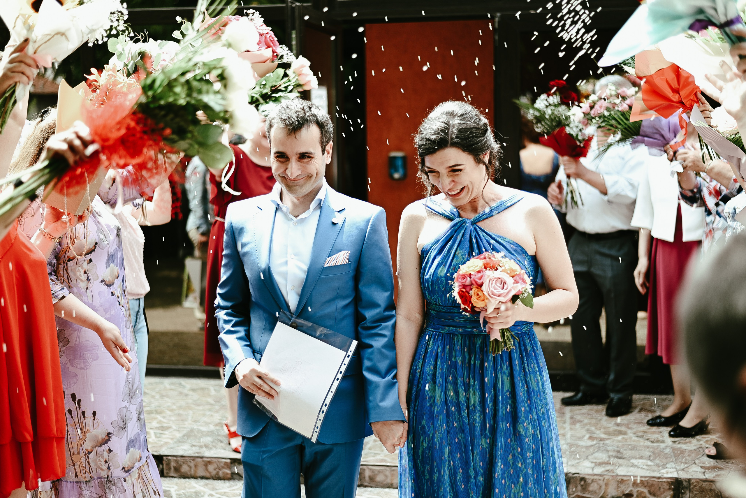 Moment autentic cu mirii ieșind de la Starea Civilă, felicitați de familie și prieteni, imortalizat de fotograf cununie civilă –  Ana Maria Drăgan Foto Evenimente.