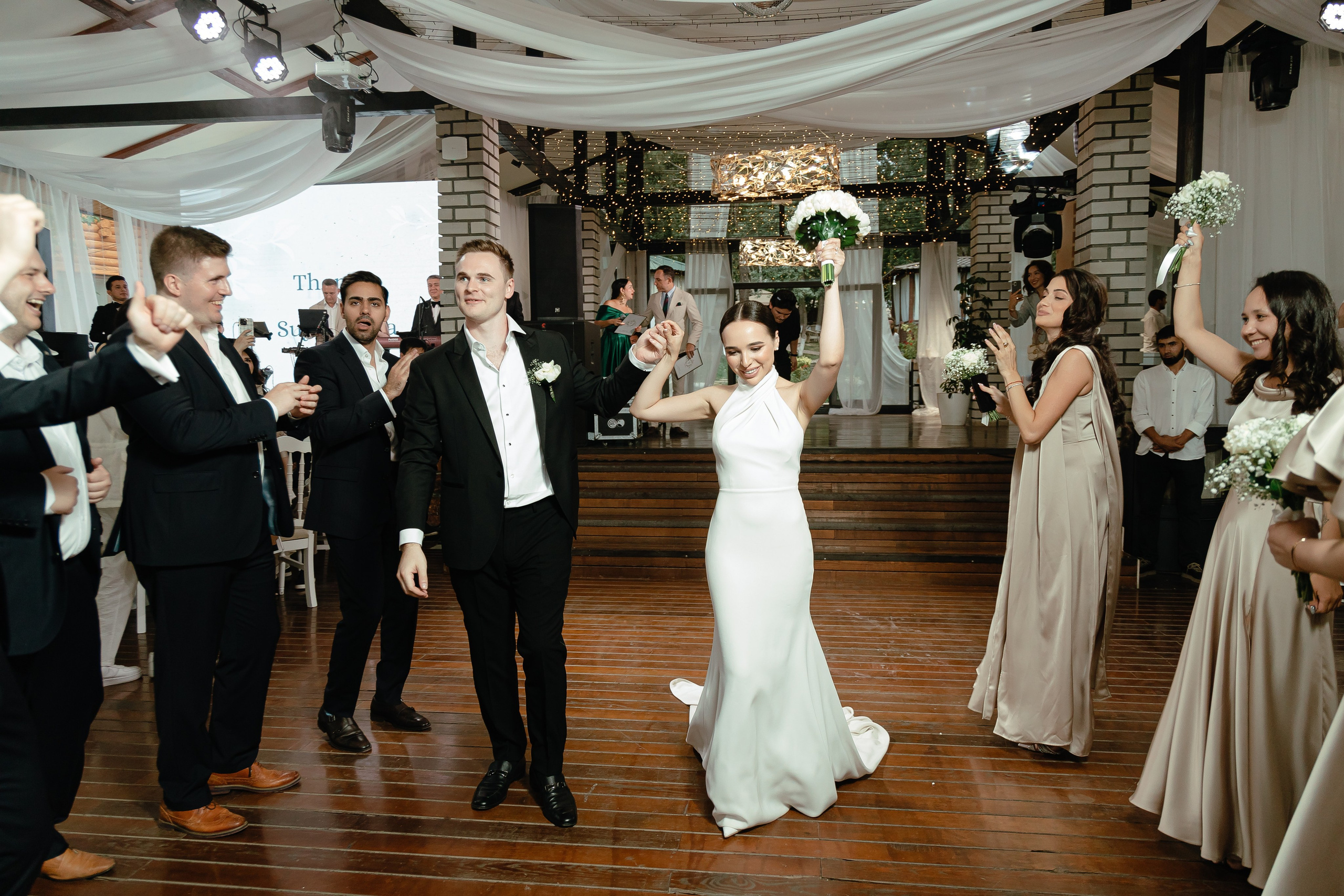 Thomas & Suyumbika. Главная