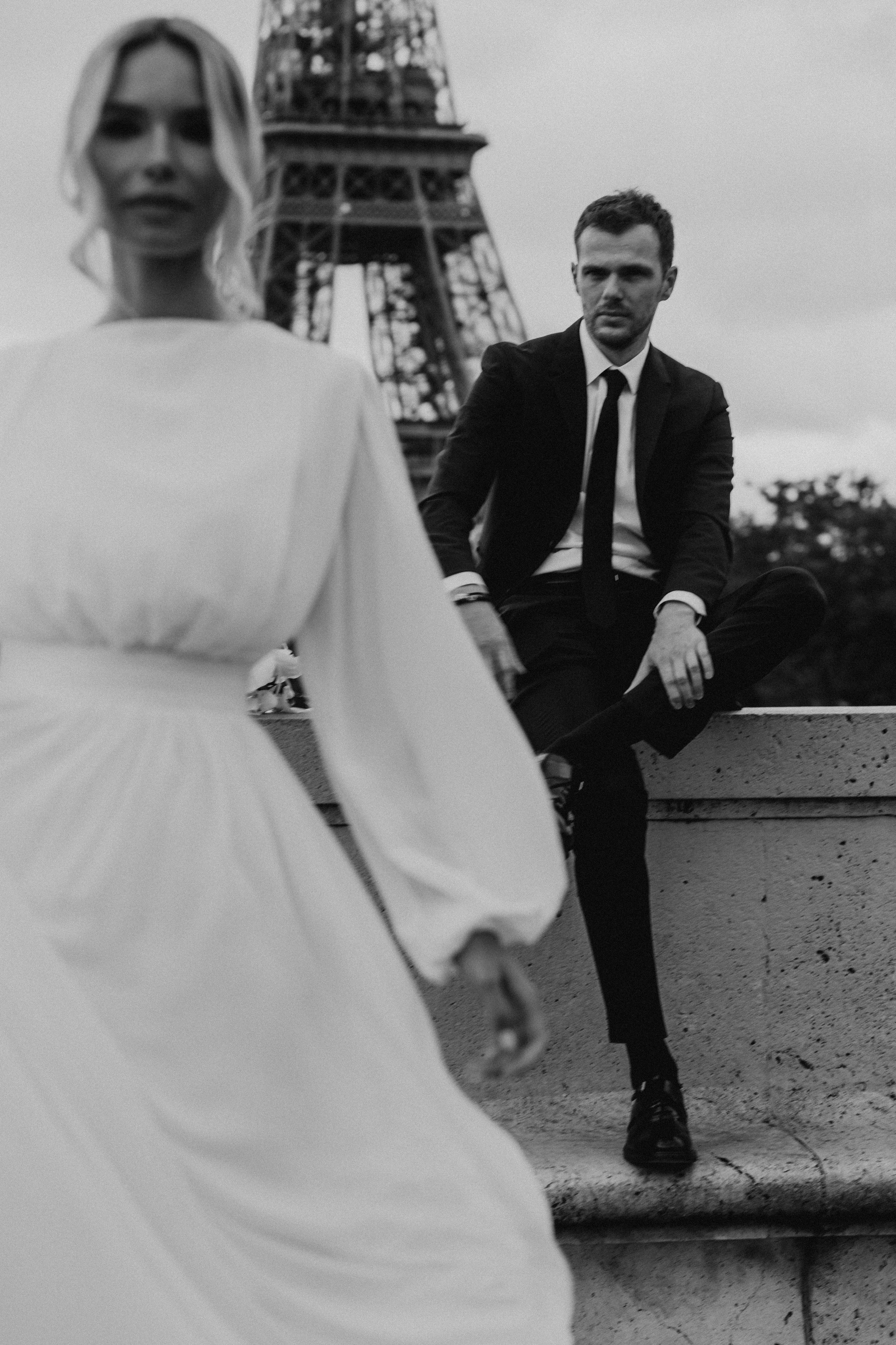 Elopement à Paris près de la Tour Eiffel — une histoire en noir et blanc. Photographe de mariage à Paris