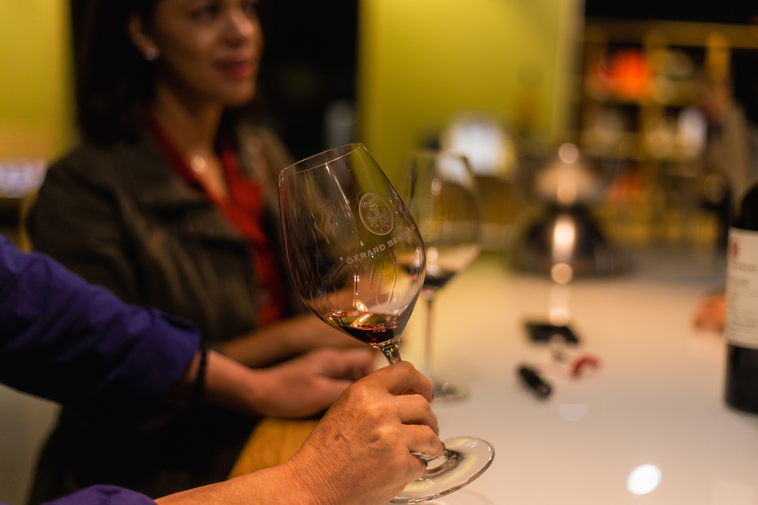 Photographe pour sommelière – Séance photo professionnelle pour entreprise. Photographe professionnelle à Poitiers, Tours et Châtellerault | Studio photo entre Poitiers et Tours – portraits, familles, entreprises, ma