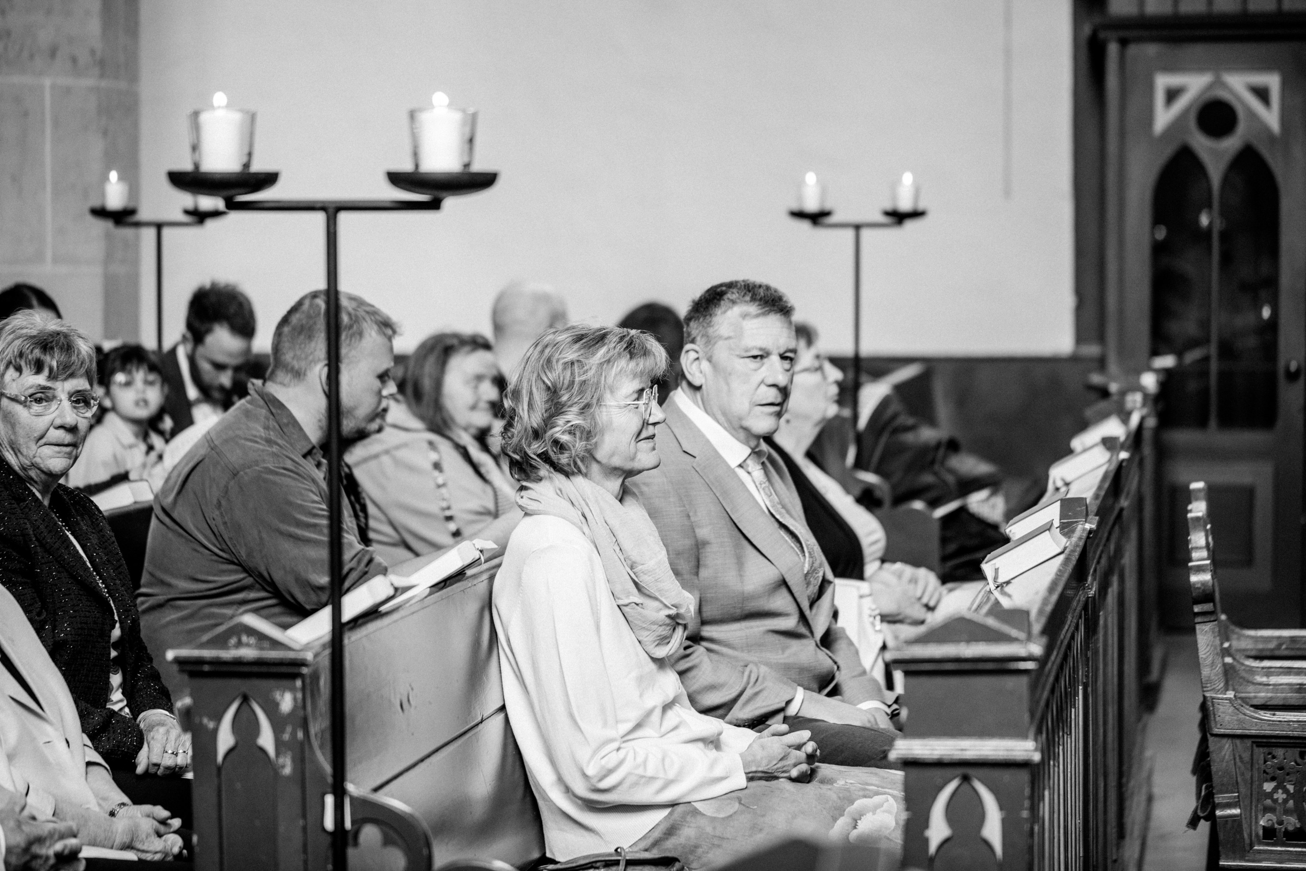 Kirchliche Trauung in Oerlinghausen – Emotionale Hochzeitsfotos & Stilvolle Reportagen!. Hochzeitsfotografin in Gütersloh | Authentische Hochzeitsreportagen | TK Photographie