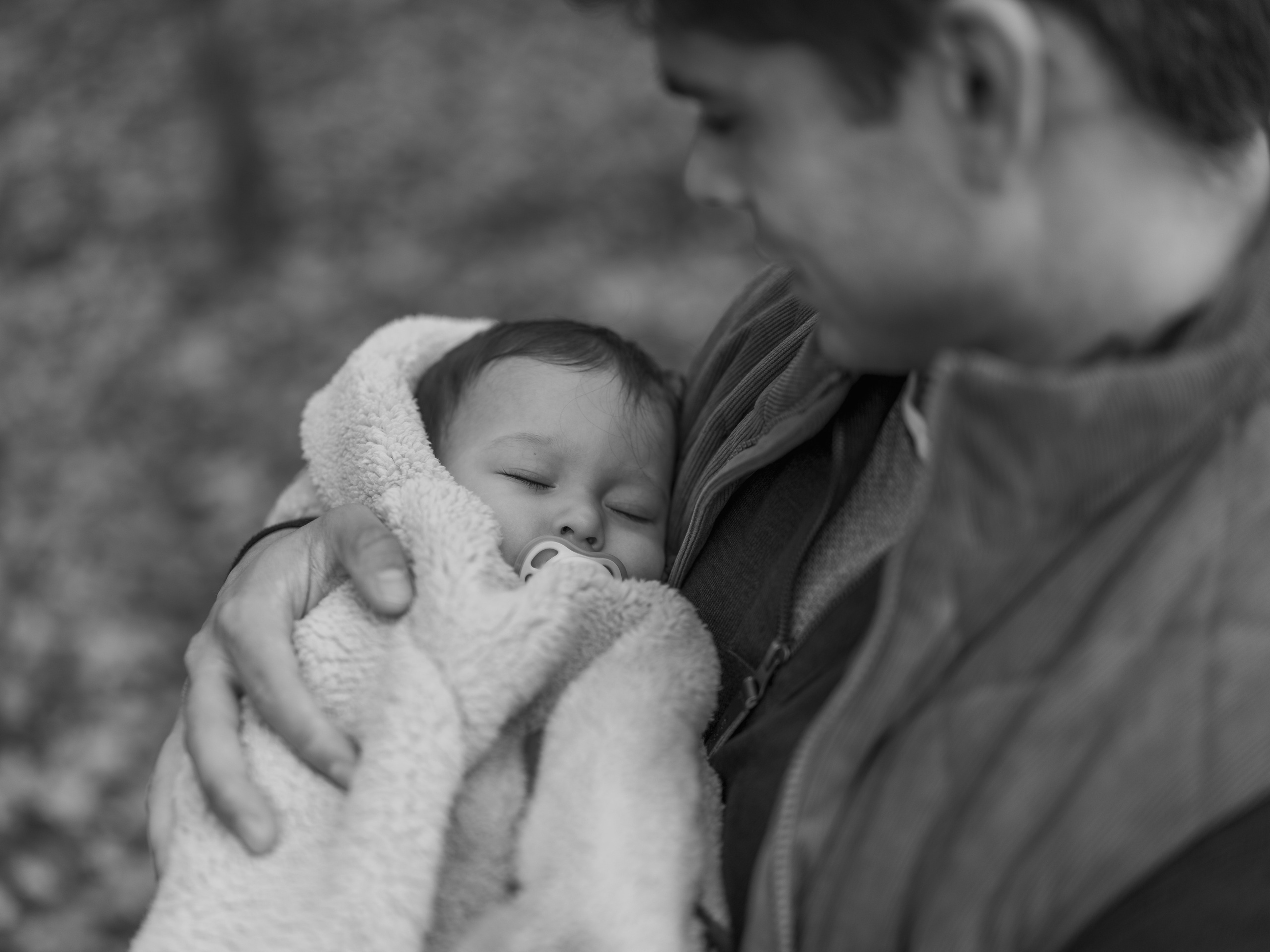 Kapture Fotografie - Spontane familiefotoshoot in de natuur met lachend gezin tijdens professionele fotosessie familie buiten, vastgelegd door ervaren familiefotograaf