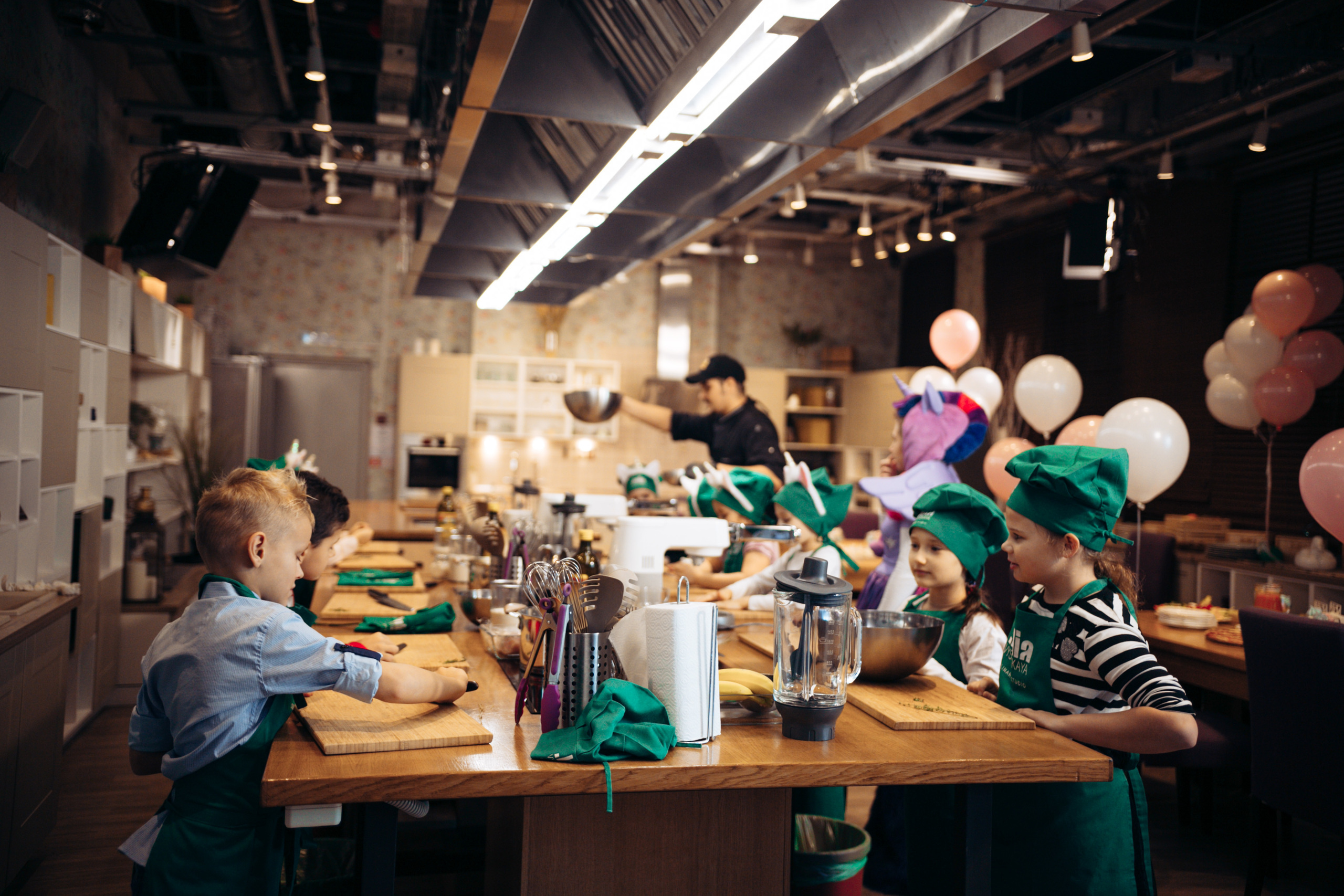 The kitchen studio of Y. Vysotskaya. Kids birthday. Photographer Vlad Boytsoff
