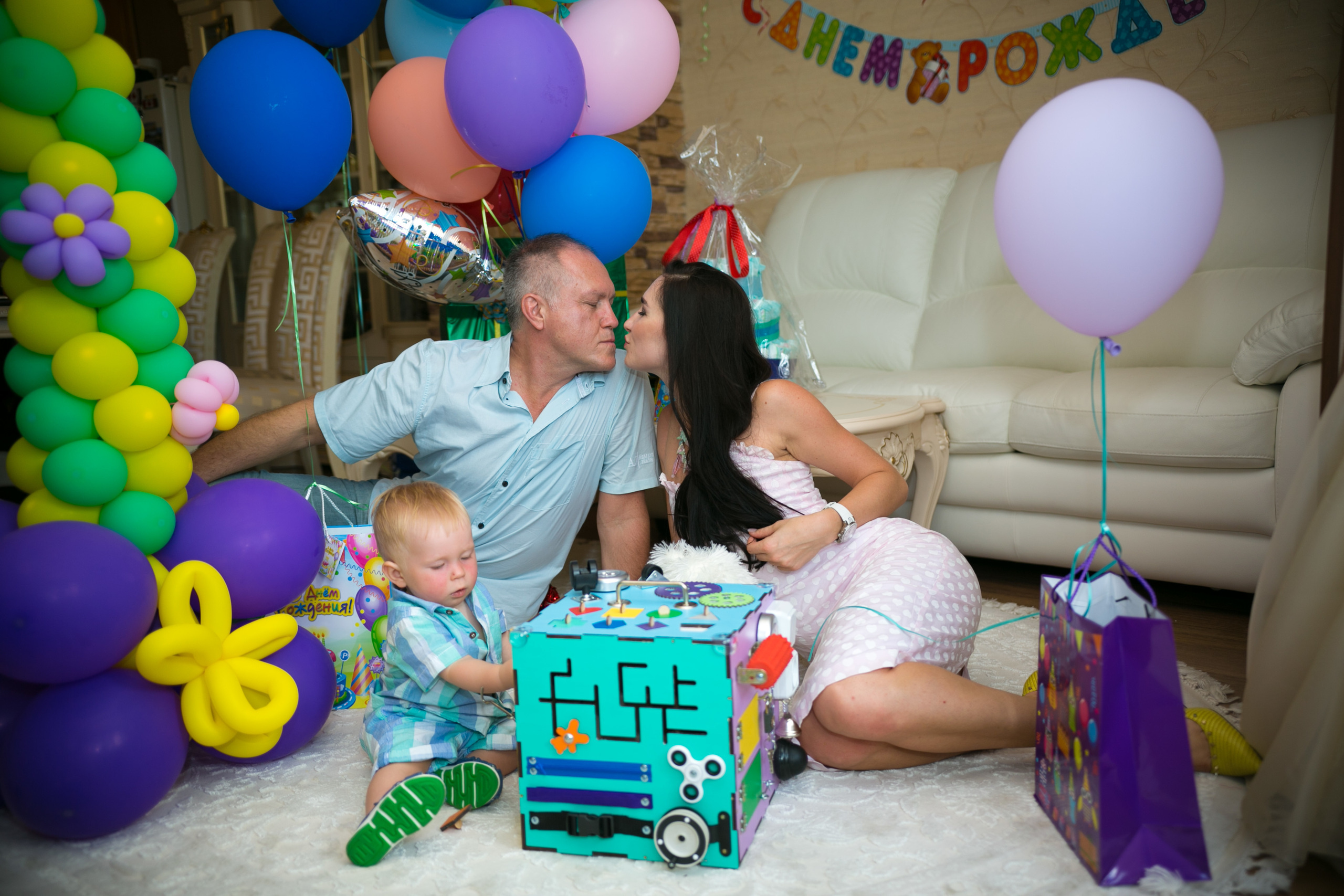 Kids birthday at home. Photographer Vlad Boytsoff