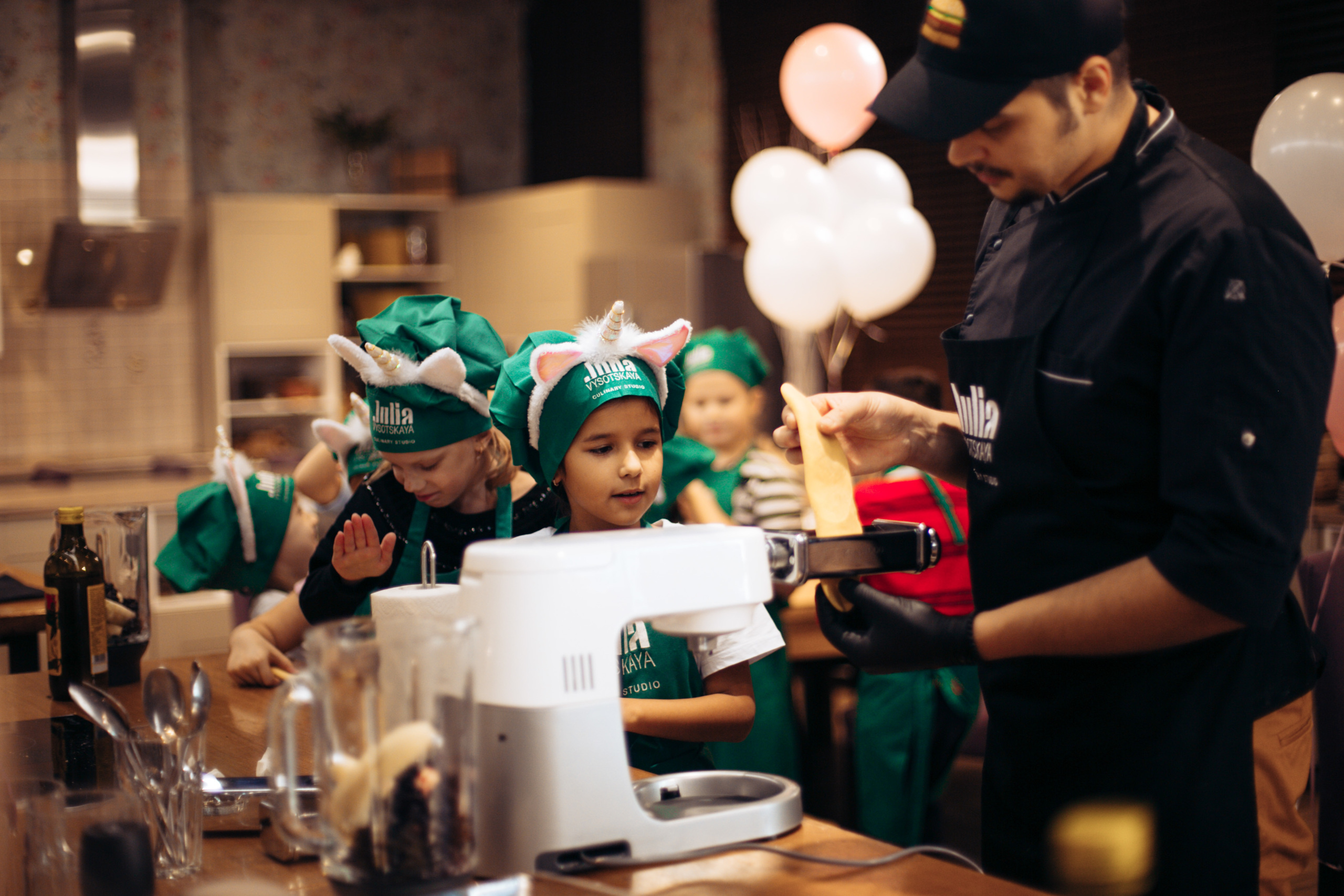 The kitchen studio of Y. Vysotskaya. Kids birthday. Photographer Vlad Boytsoff