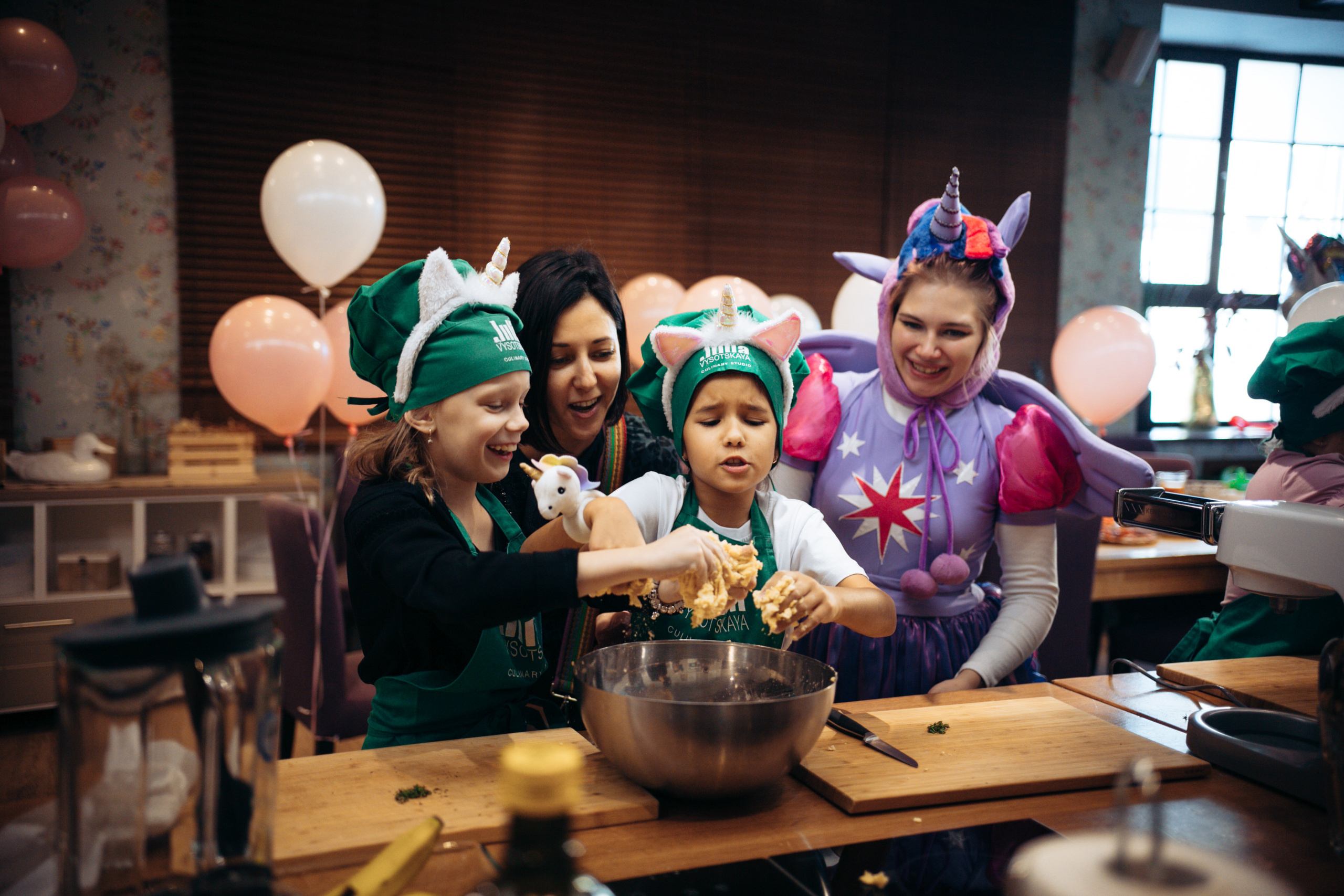 The kitchen studio of Y. Vysotskaya. Kids birthday. Photographer Vlad Boytsoff