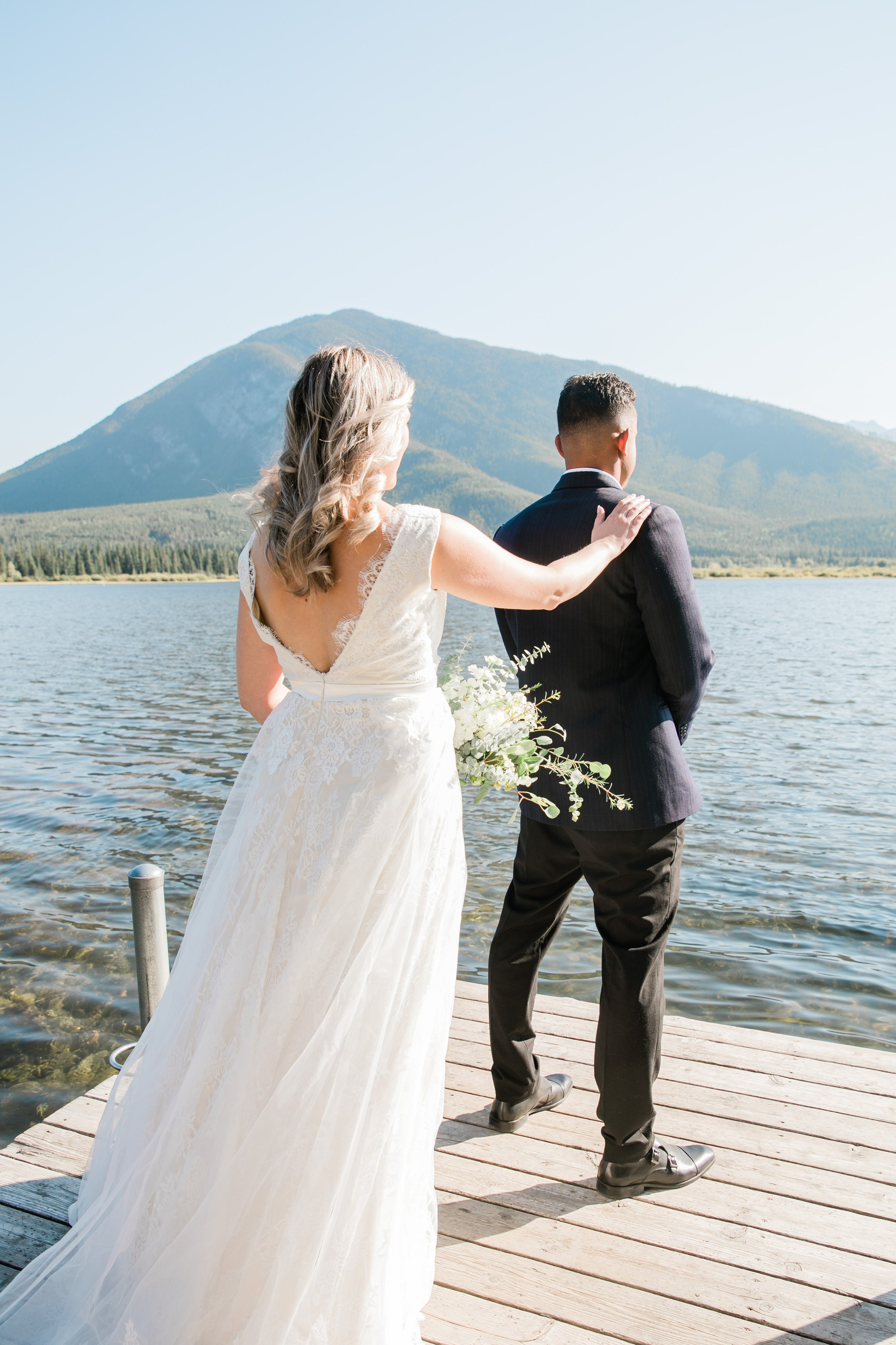 Dakota & Jarrett Wedding — Vermilion Lakes. Fotografía accesible en Calgary