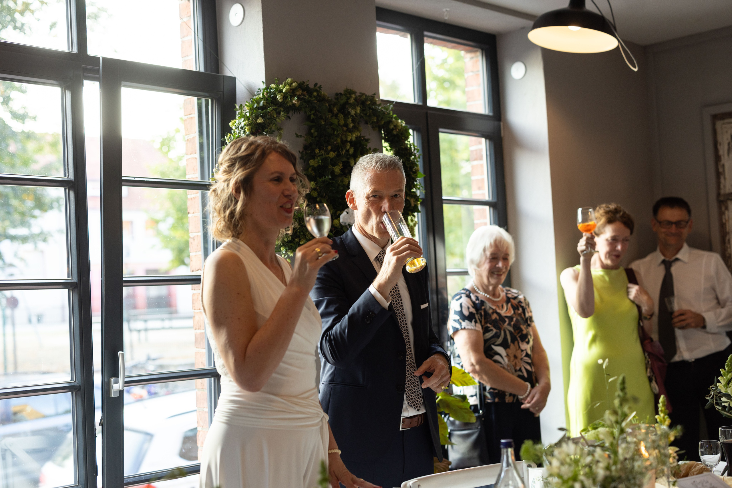 Glückwünsche und Umarmungen vor der Kirche in 49626 Berge bei Osnabrück