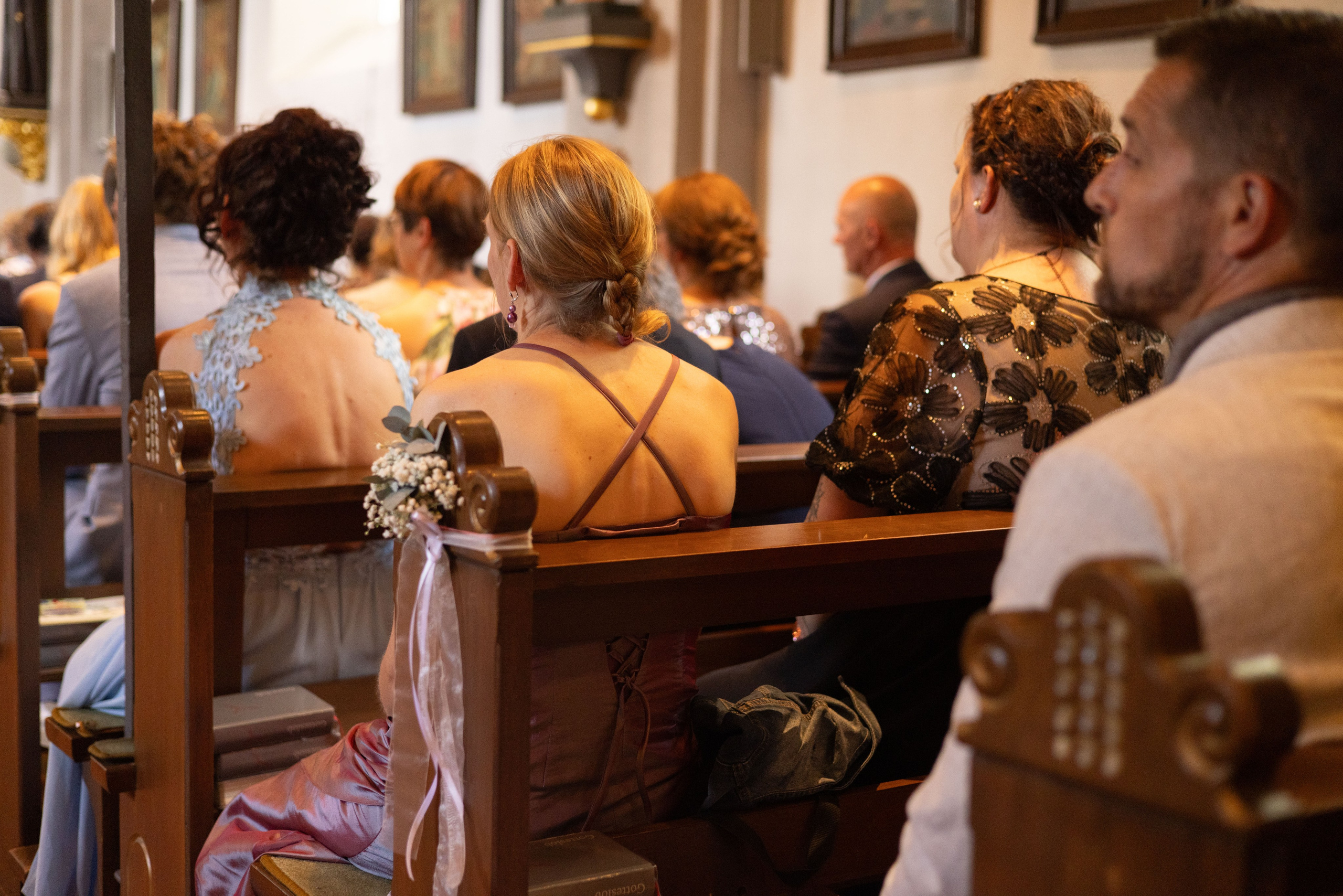 „Brautpaar beim Ringtausch in der katholischen Kirche in Bippen, festgehalten in beeindruckendem Foto und Video.“