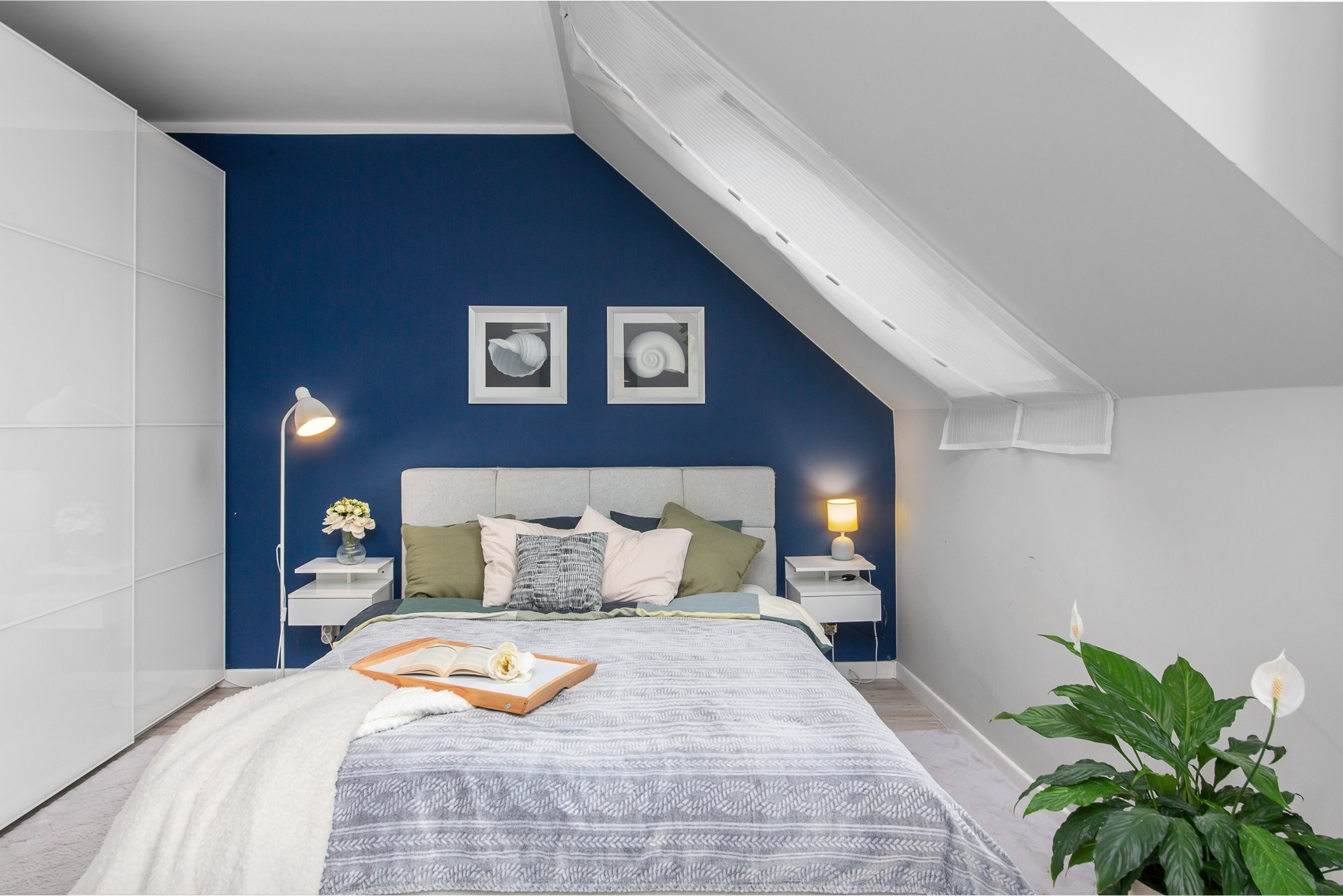 elegancka sypialnia w apartamencie fotografia wnętrz