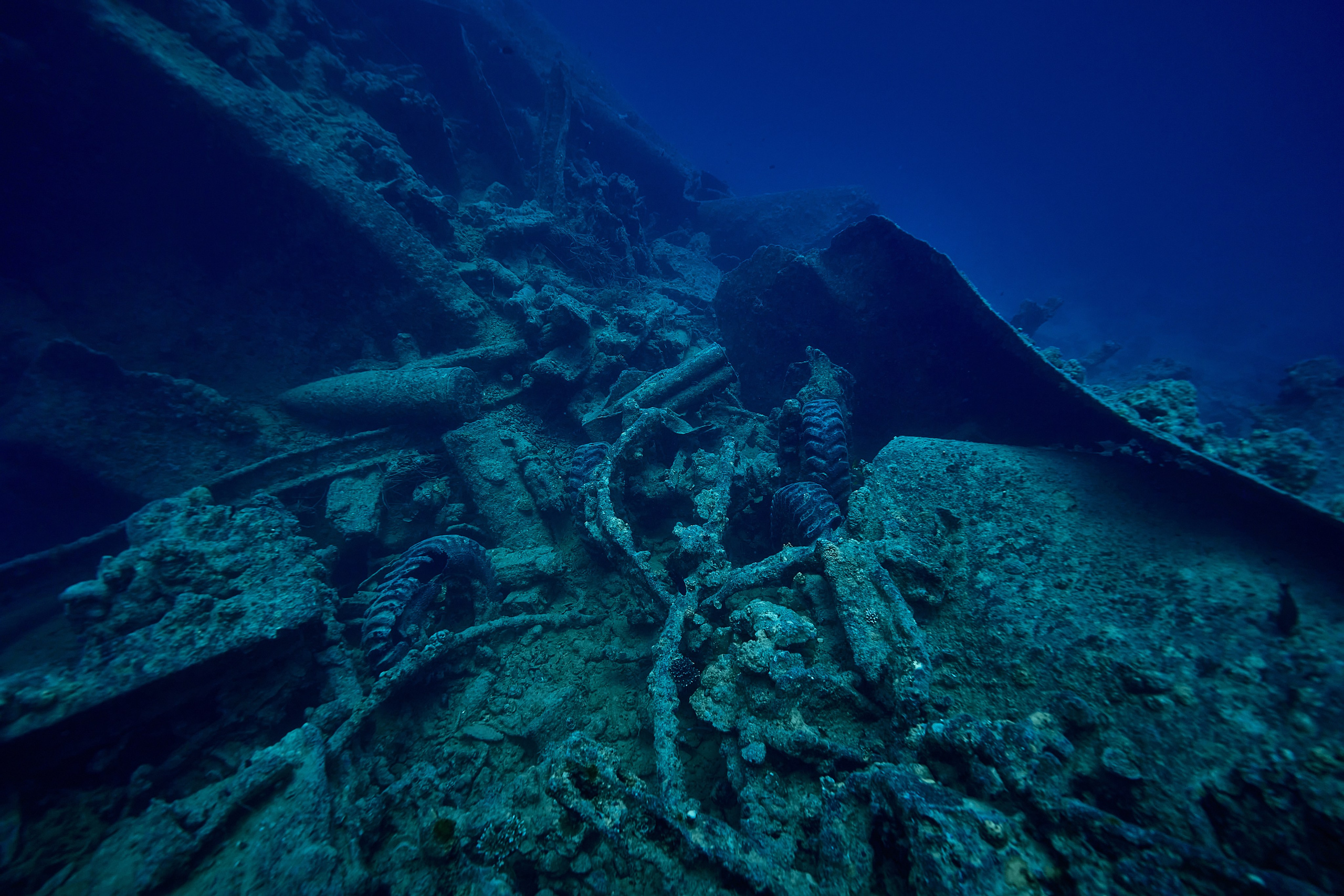 Underwater photographer Andriej Szypilow - photos of the mysterious SS Thistlegorm - sunken ship in the red sea