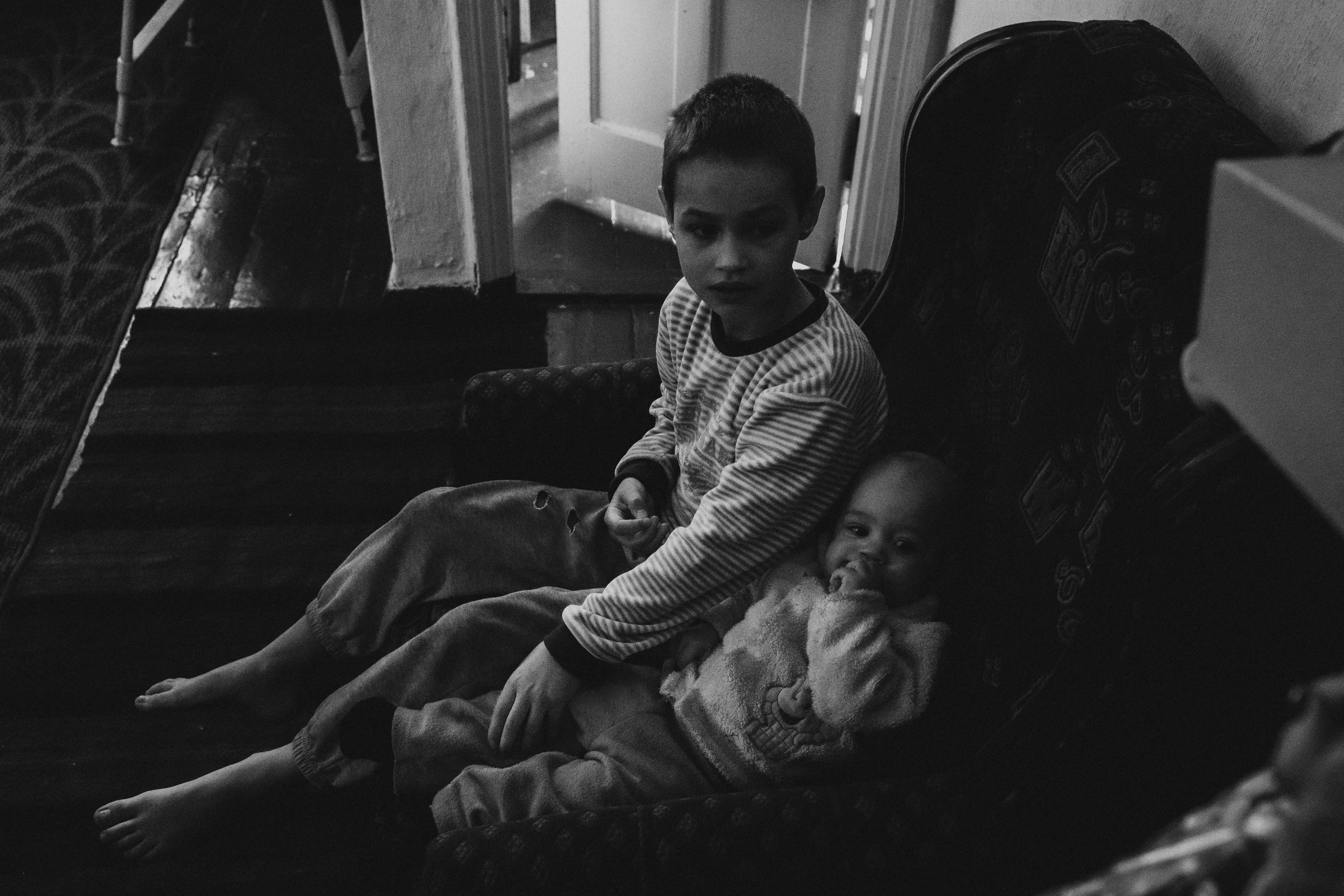 чёрно-белая социальная документальная фотография портрет дети двое бедность мальчики Фотограф в Ирландии