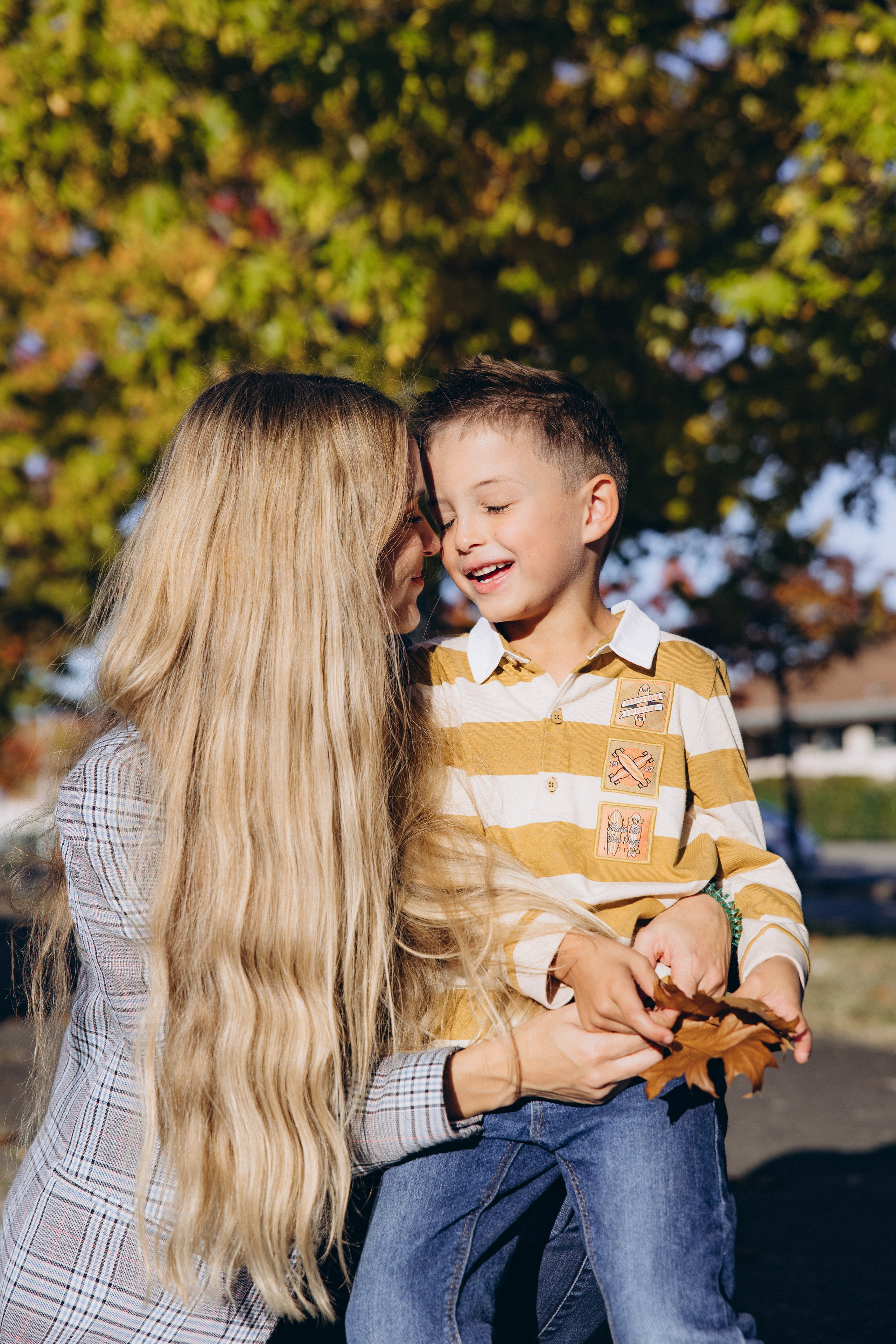 Autumn mother-son family photoshoot in Toulouse. Eugénie Smirnova — your photographer in Toulouse and southwest France