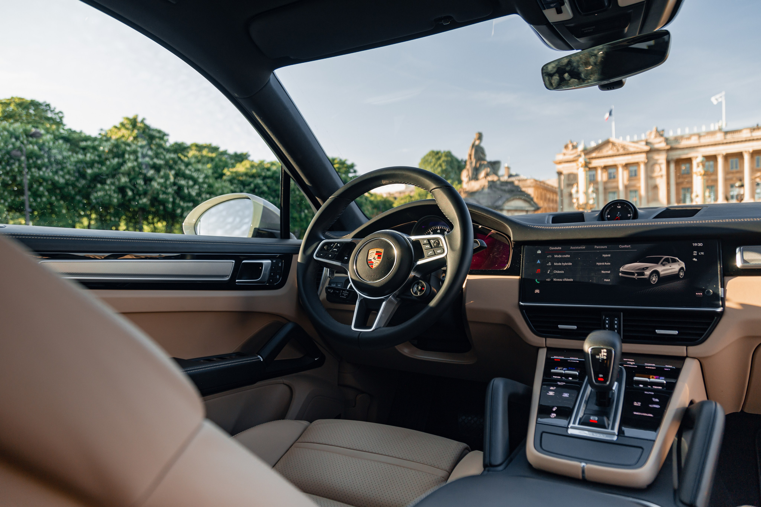 Porsche Cayenne E-Hybrid. Photographer in Paris — Vitalii Motruk