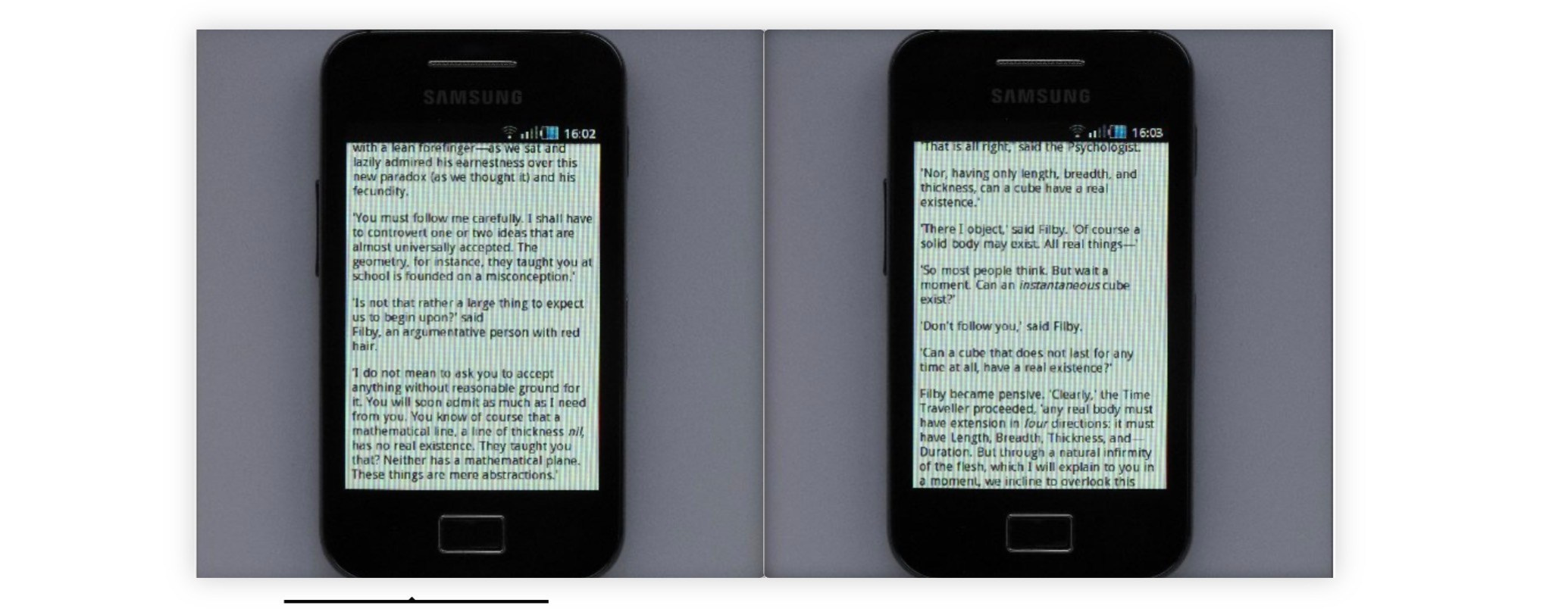 «The Time Machine» Андреаса Шмидта (2011) — артбук и фото-проект о материальности времени. Художник многократно фотографирует экран своего Samsung-смартфона 2011 года (явная копия iPhone того времени), на котором открыта электронная версия романа Г. Уэллса «Машина времени». За один час съёмки едва заметные изменения — заряд батареи, скролл текста, освещение — превращают обычный гаджет в машину времени и технологический артефакт. Два экрана телефона постепенно становятся светящимися белыми «глазами» морлоков — существ будущего из романа Уэллса. Современное искусство, медиа-археология, исследование морального устаревания технологий и переплетения прошлого, настоящего и будущего в одном объекте. Андреас Шмидт, The Time Machine 2011, contemporary art, time as material trace. 