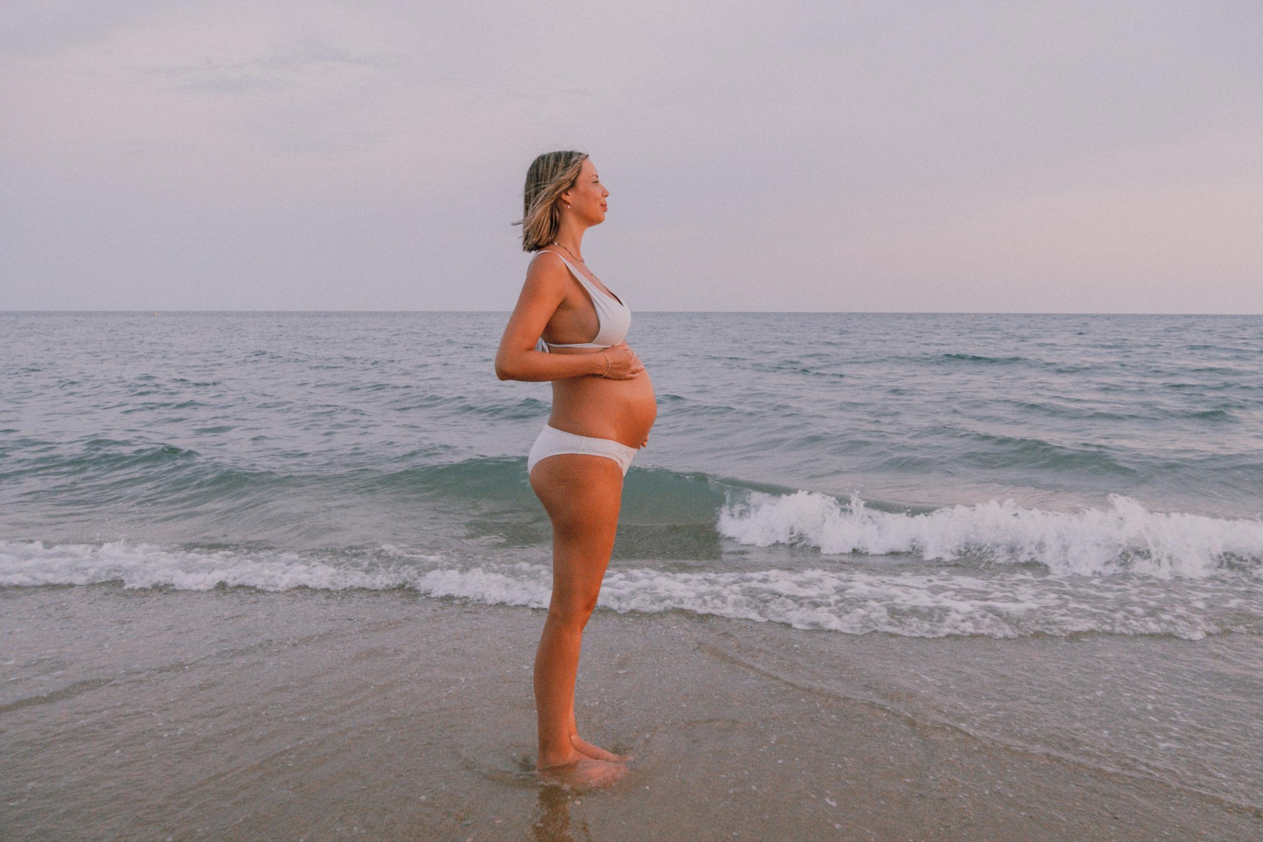 Sesión embarazo en la playa. Fotografía profesional en Calafell - Elena Medvedeva
