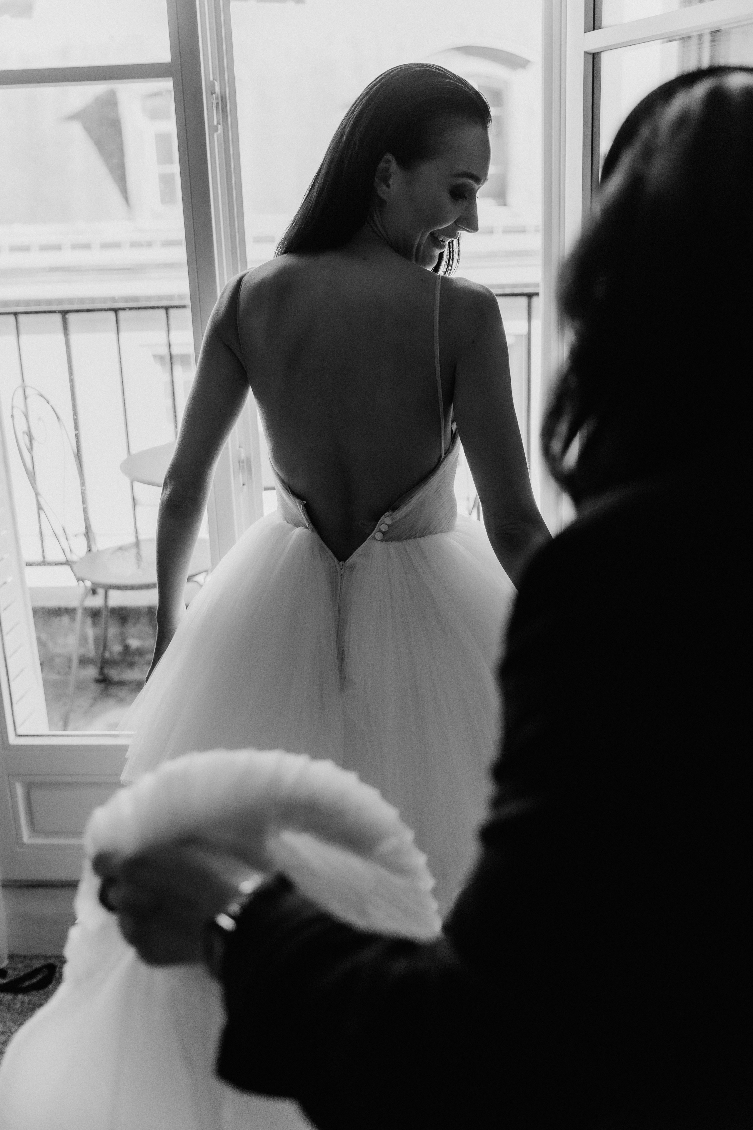 Suzi & Alex | Paris Wedding with a Vintage Car. Paris Wedding Photographer