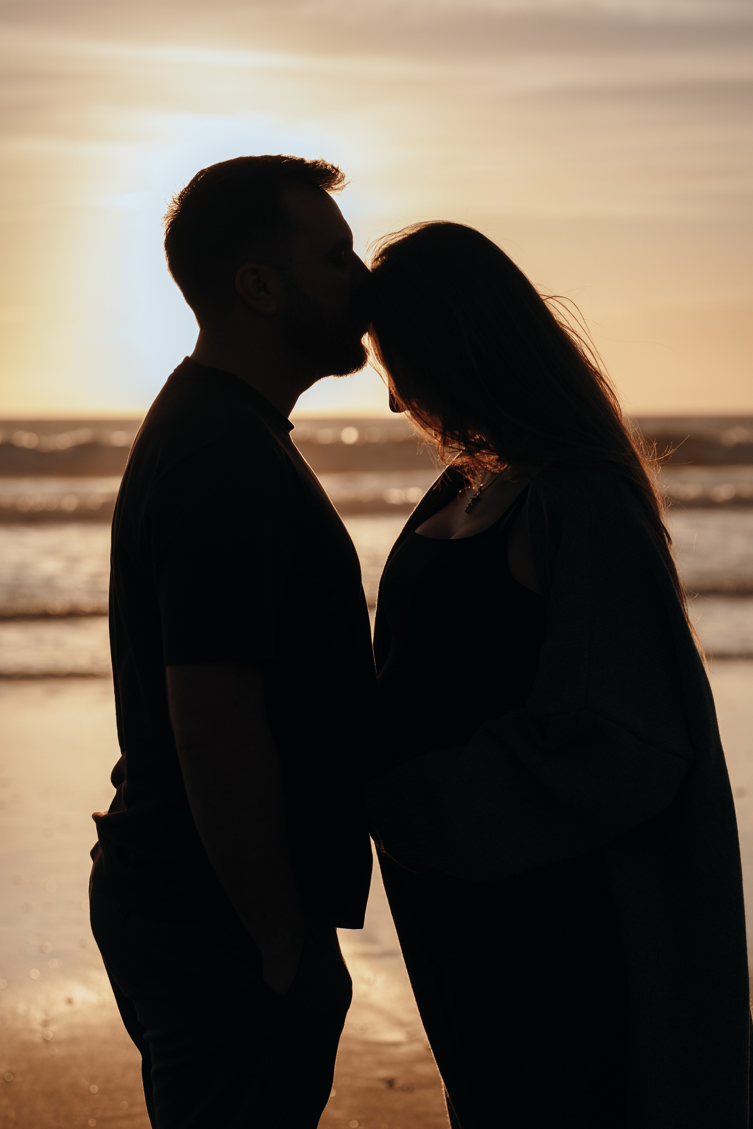 Sunset maternity photoshoot. Annah Louwagie — Lifestyle photographer for couples, families & brands | France & worldwide