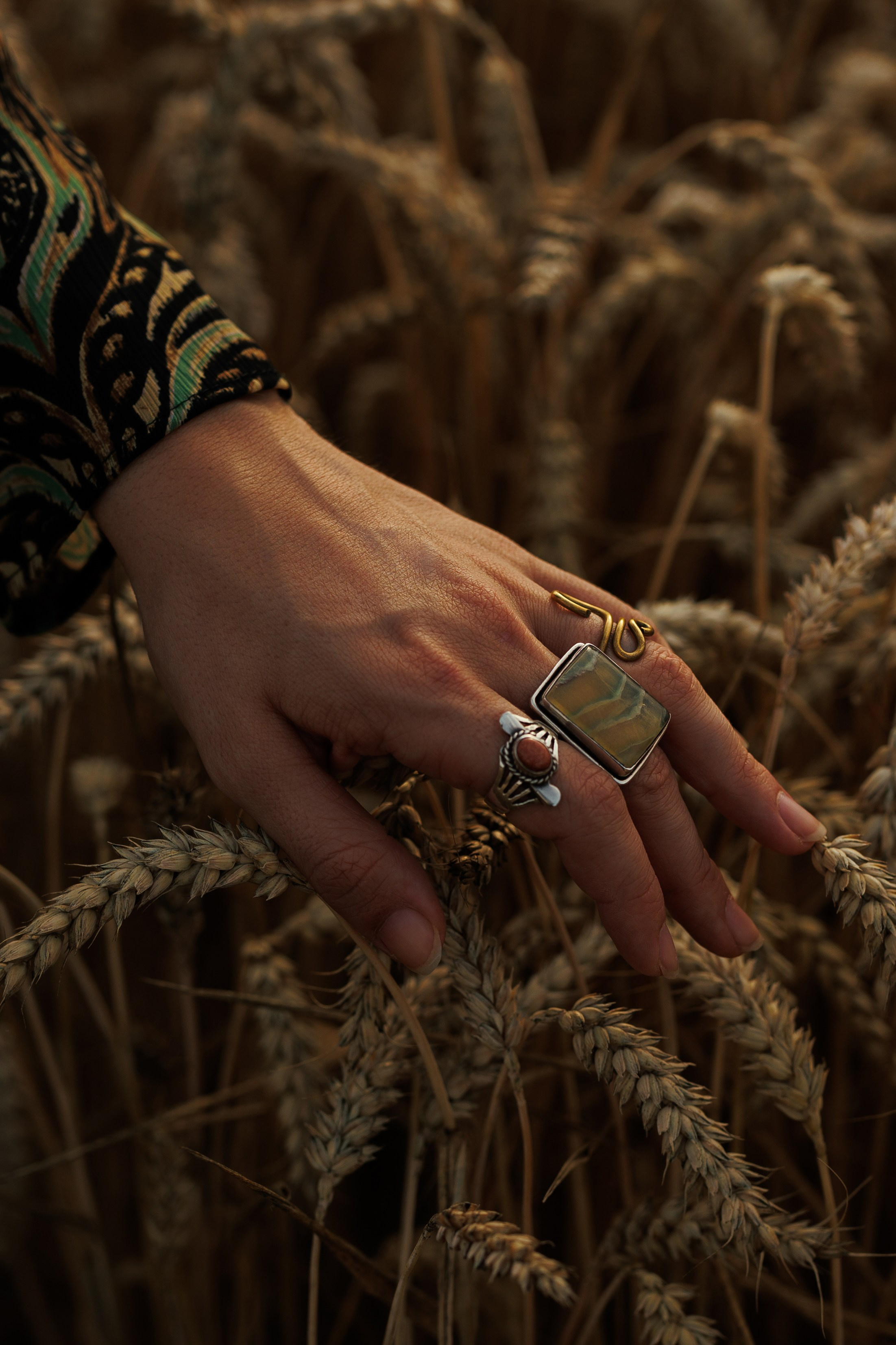 Outdoor Portrait in the Field. Woman with book. Soft&Aesthetic Photography by Kristina Kozheltsova. Kristina Kozheltsova- Soulful Portrait&Lifestyle&Love Story Photographer in Leipzig, Germany