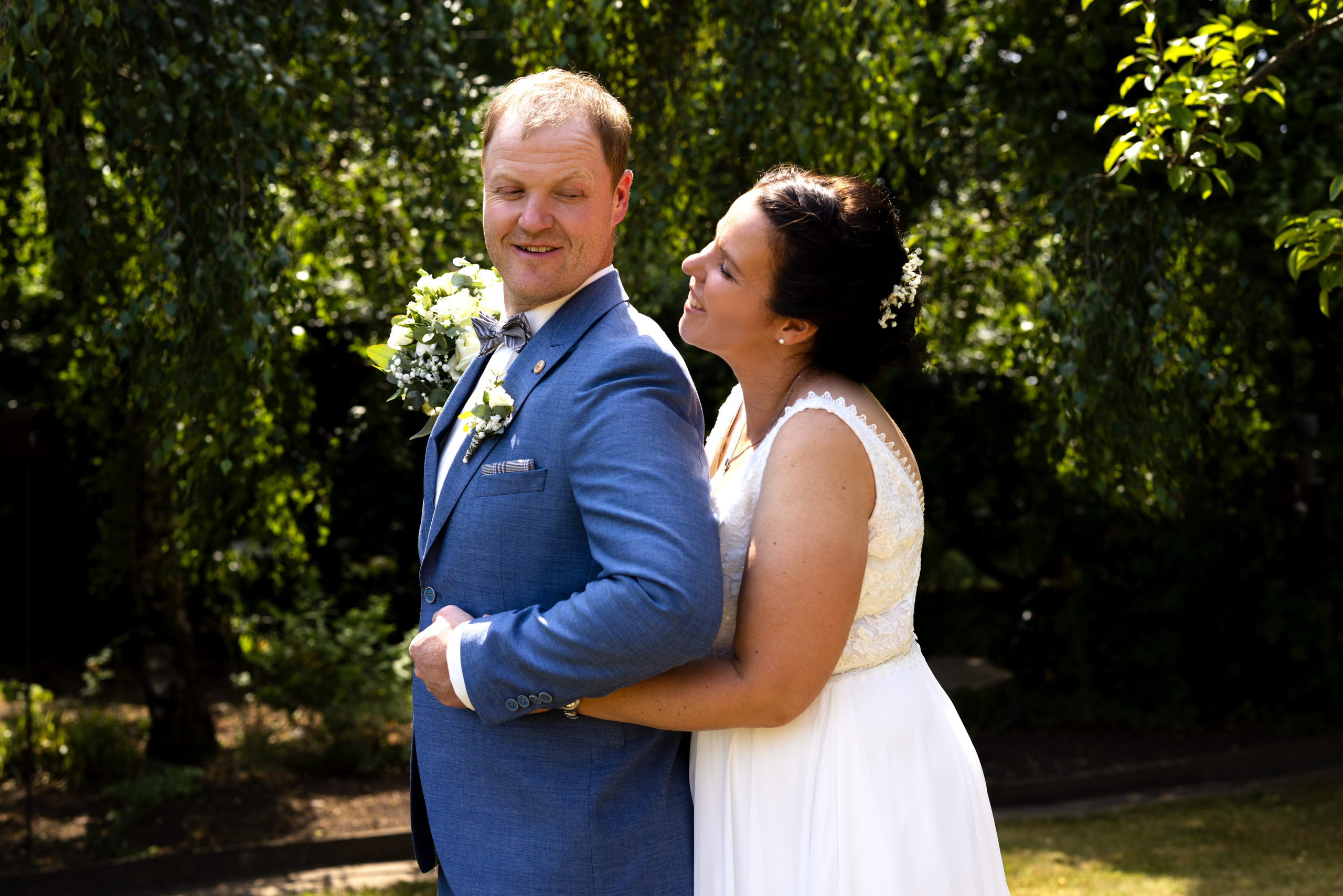 „Romantisches Hochzeitsfoto auf einem Feld mit großen Strohballen in Bippen