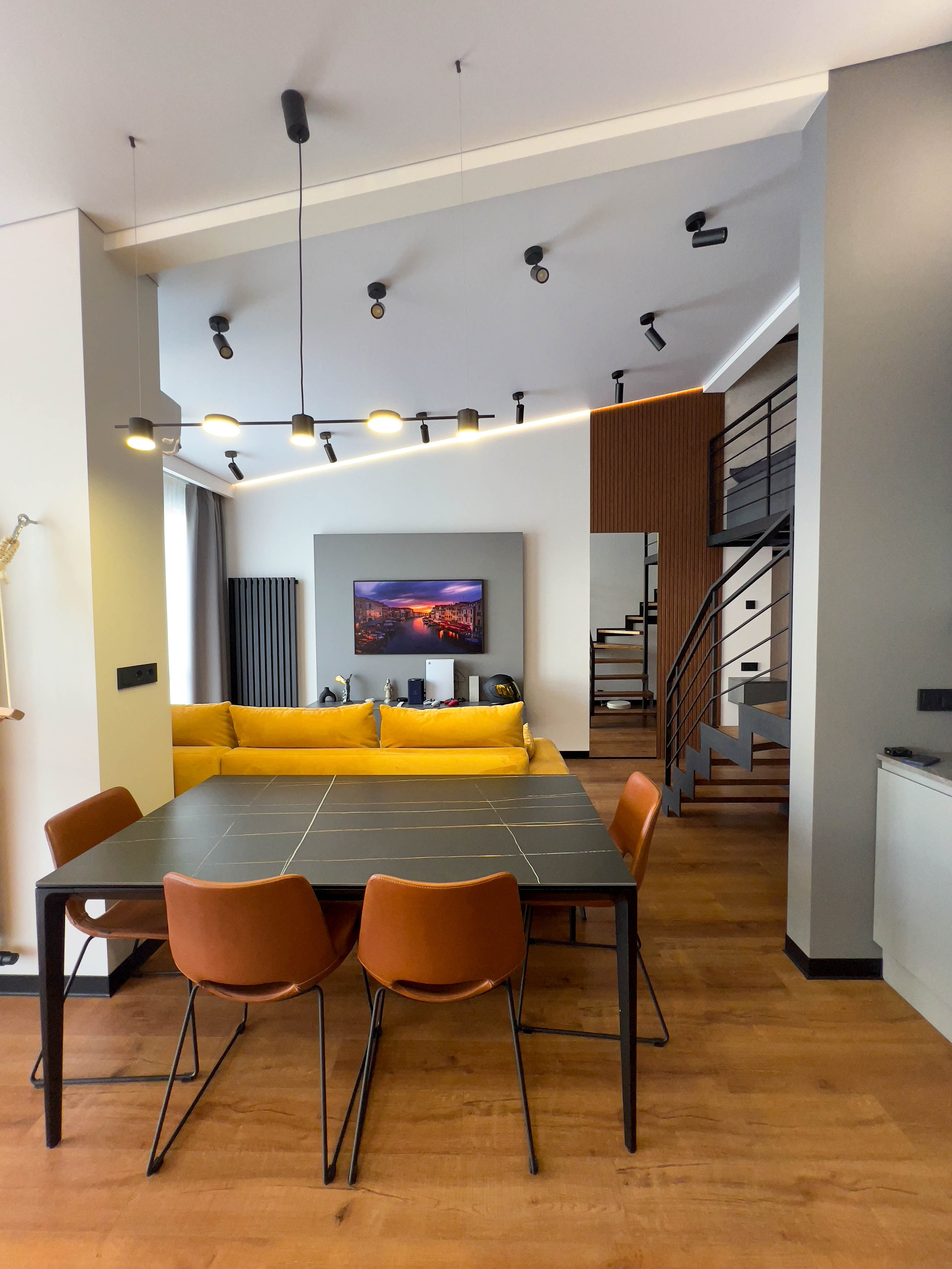 The apartment is on two levels. Fotograf Dmitrii Donets