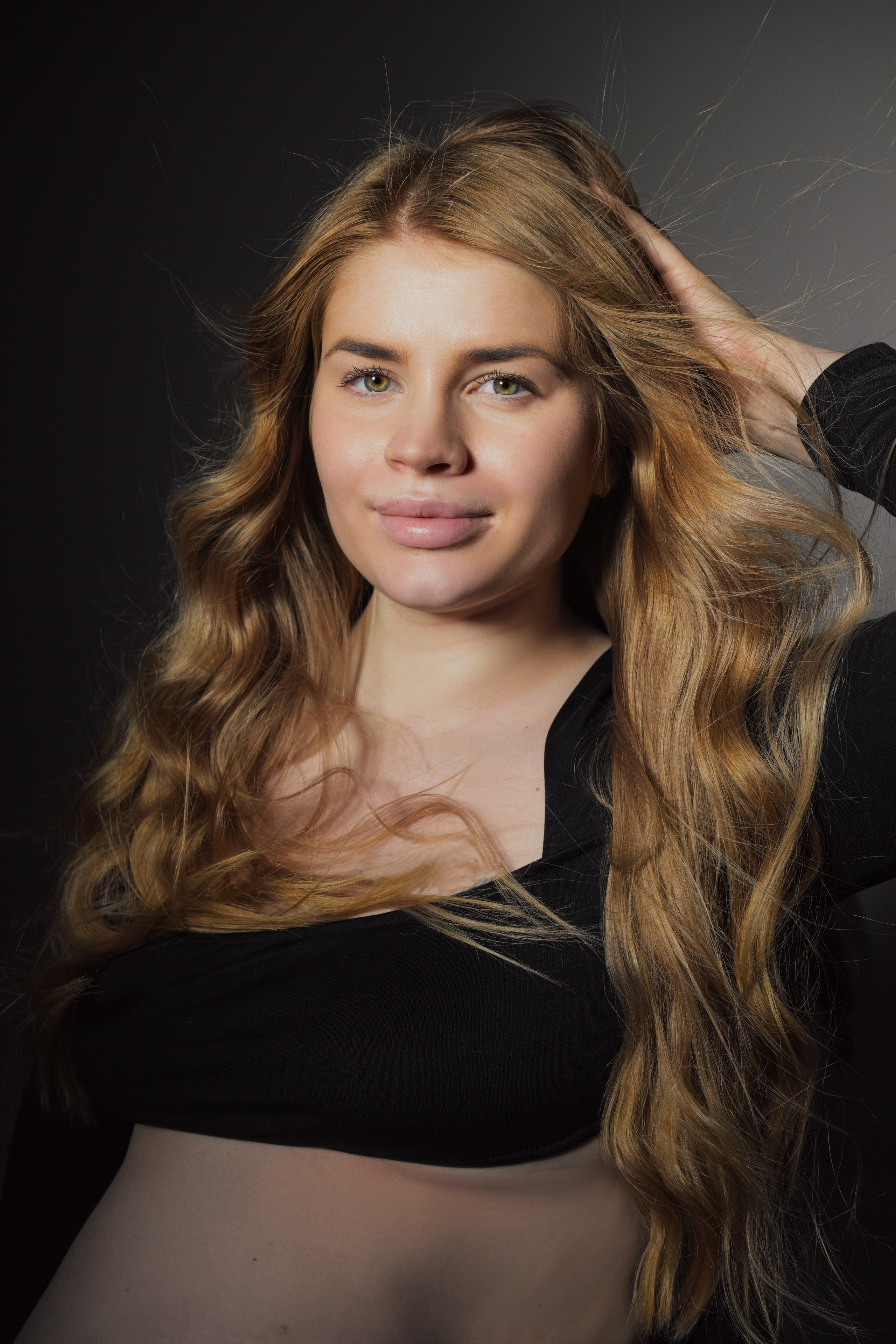 I fotostudioet legger jeg til rette for en rolig og trygg opplevelse, hvor du kan slappe av og kjenne deg komfortabel foran kamera. Lys, stemning og poseringer tilpasses deg, slik at bildene speiler din personlighet og ditt uttrykk.