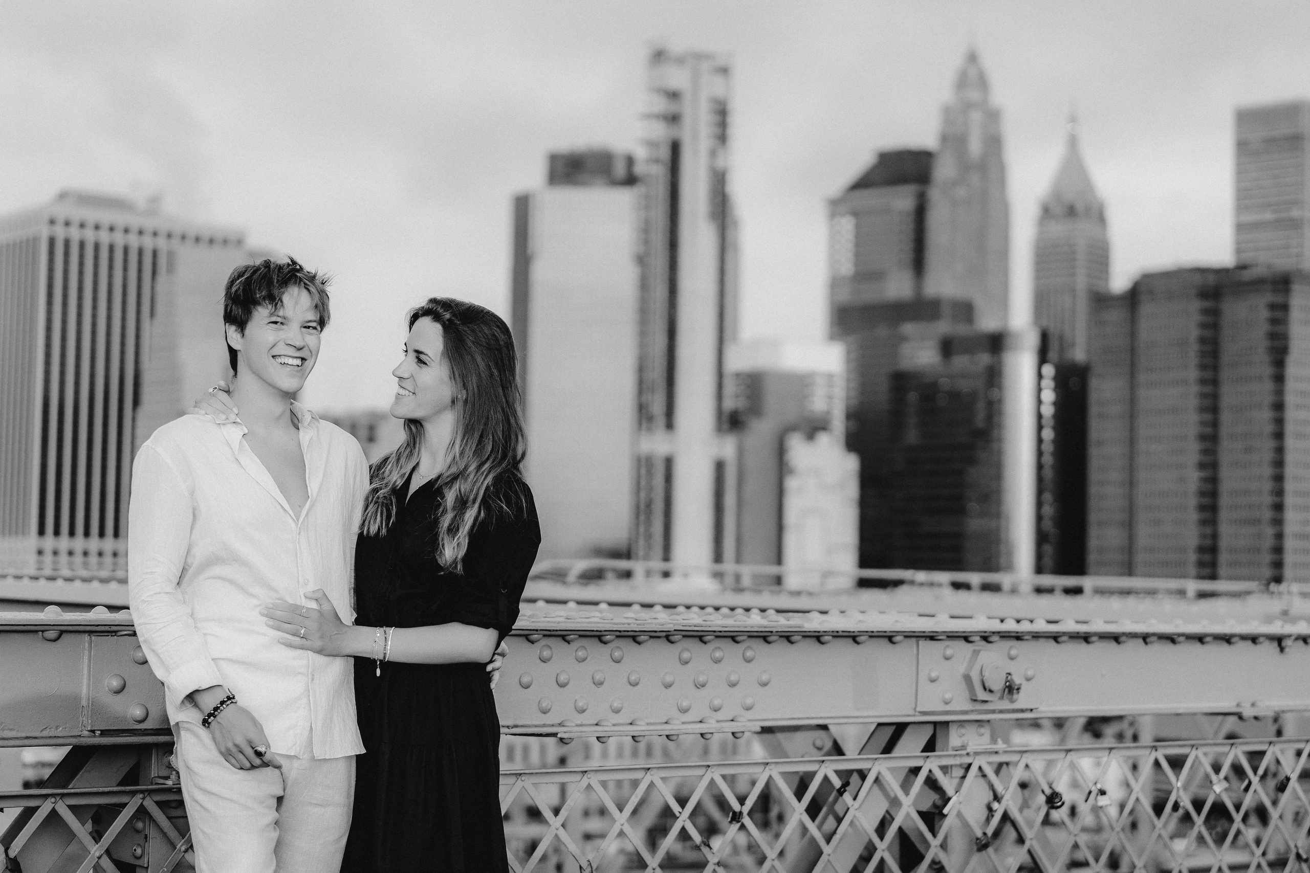 Couple in Dumbo and on the Brooklyn Bridge. Videographer and photographer in New York // MAKAROV.VIDEO