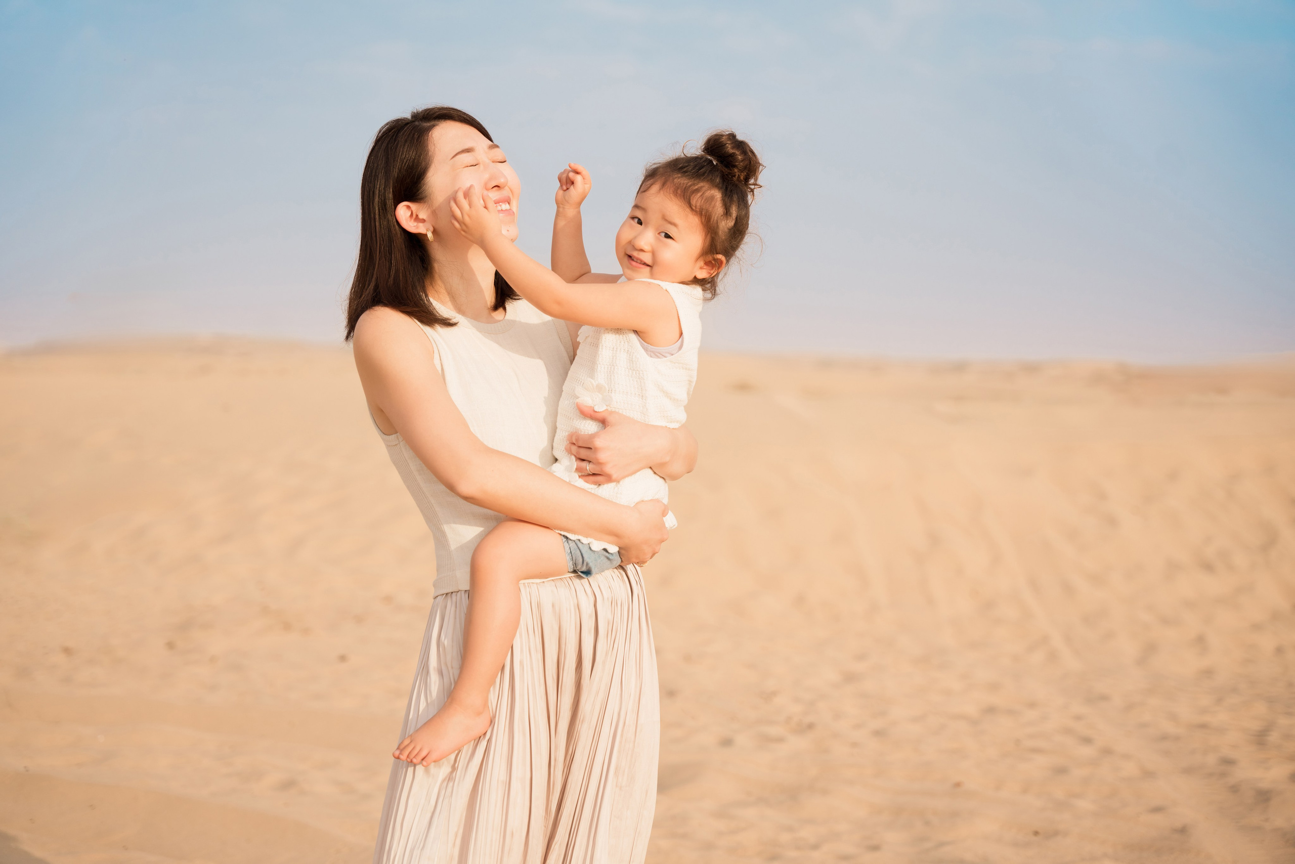 Sunrise in the dunes. Angela Iakovleva — Family Photographer in Dubai
