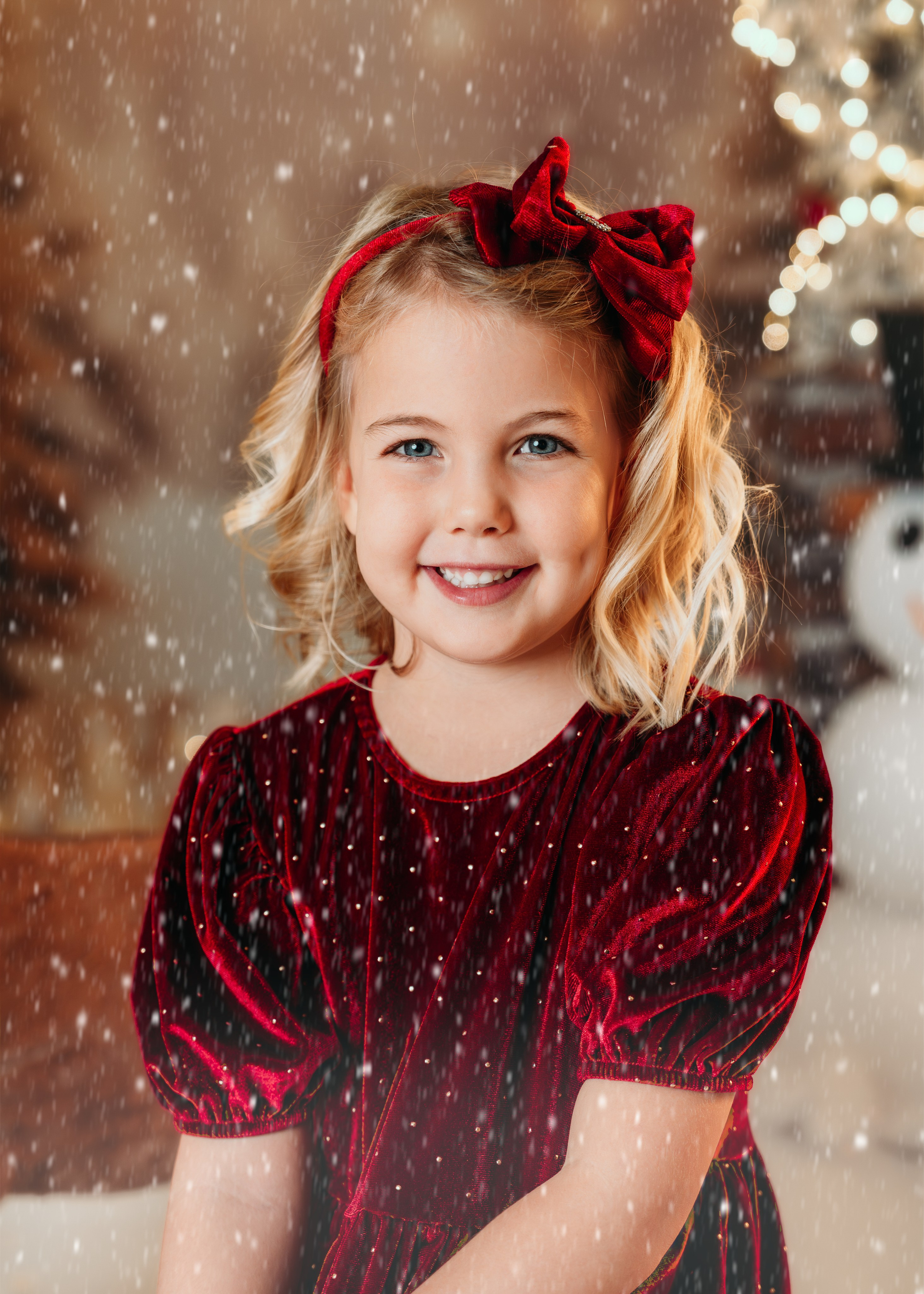 Fotografisanje dece na božićnom setu sa poklonima, Borča – praznične uspomene.