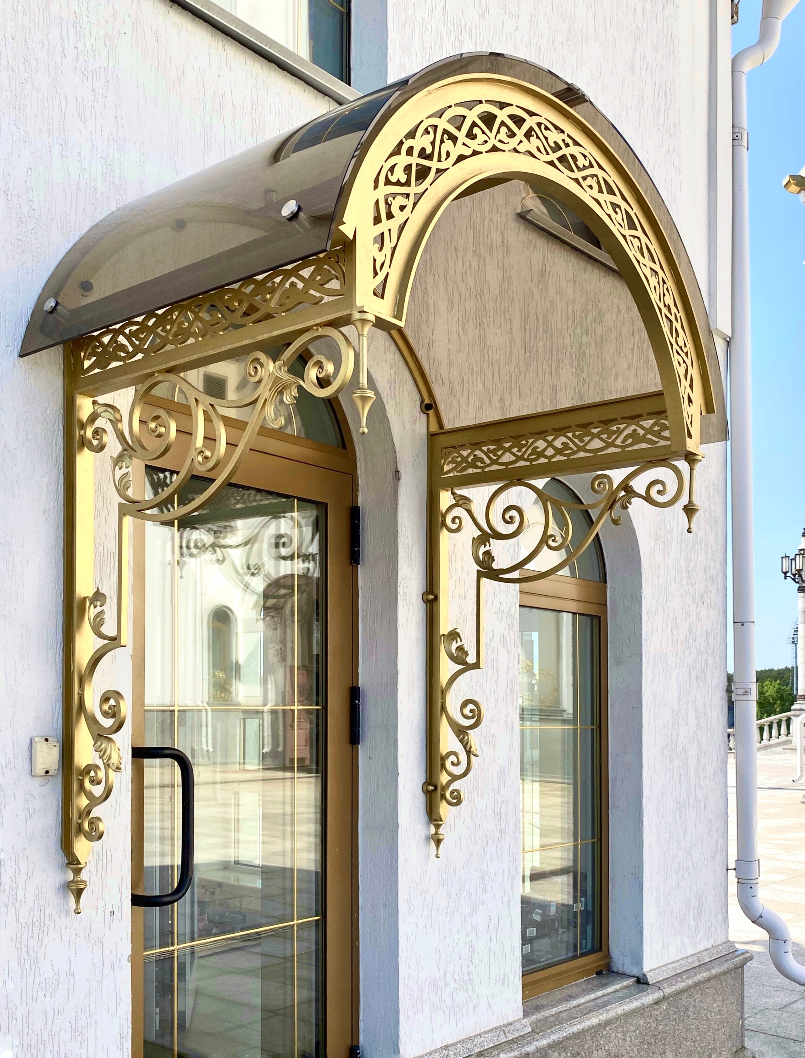 Козырьки Храма-памятника в честь Всех Святых. Скульптор кузнец Мария Тарлецкая