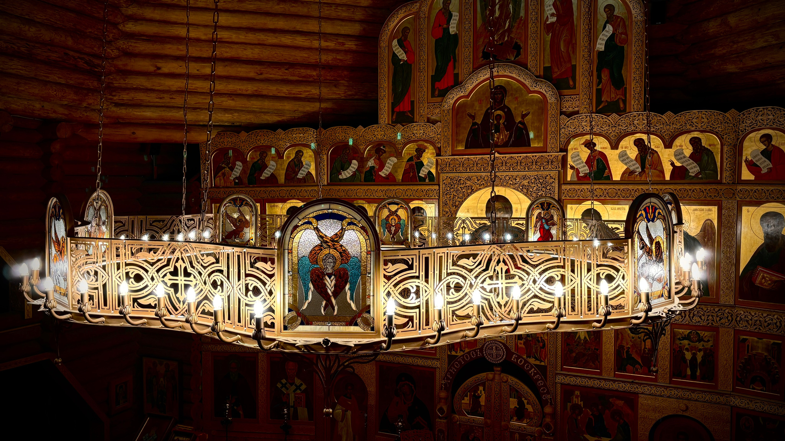 Хорос для храма Святой Троицы Прихода в честь Всех Святых в городе Минске Минской Епархии Белорусской Православной Церкви. 2022-2023. Сталь, худож. ковка, лазерная резка, сварка, витражи Анна Авгуль Магия витража.