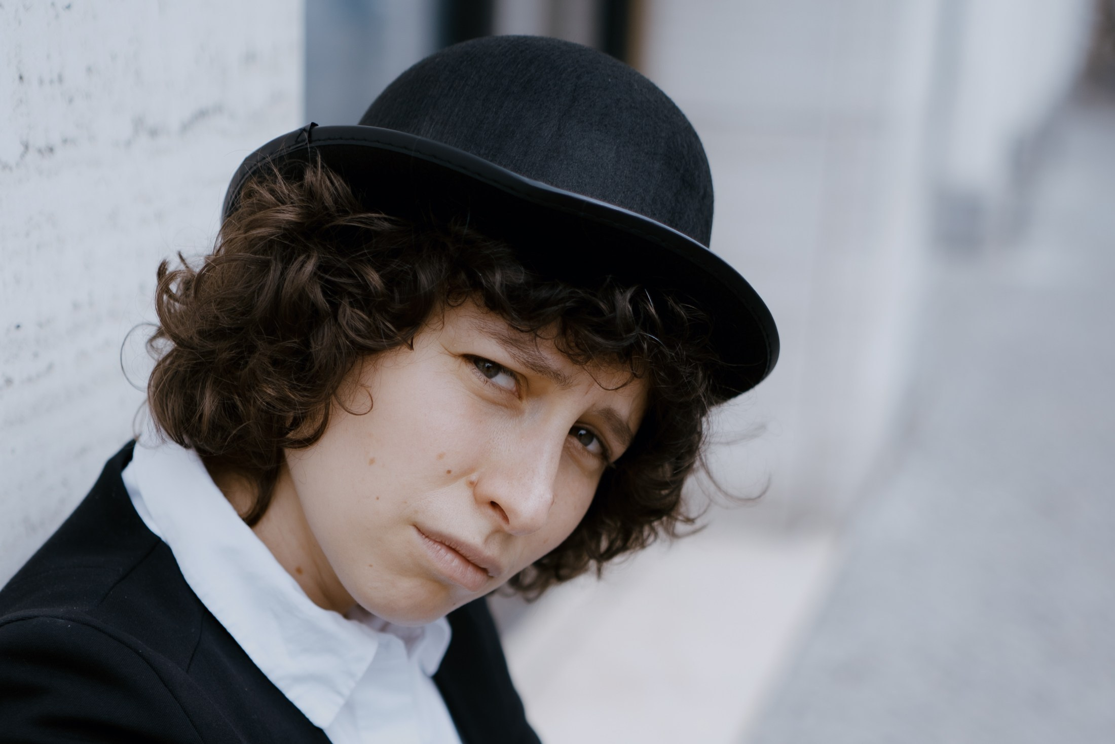 Ausdrucksstarkes Portrait einer Frau mit schwarzem Hut, künstlerische Fotografie