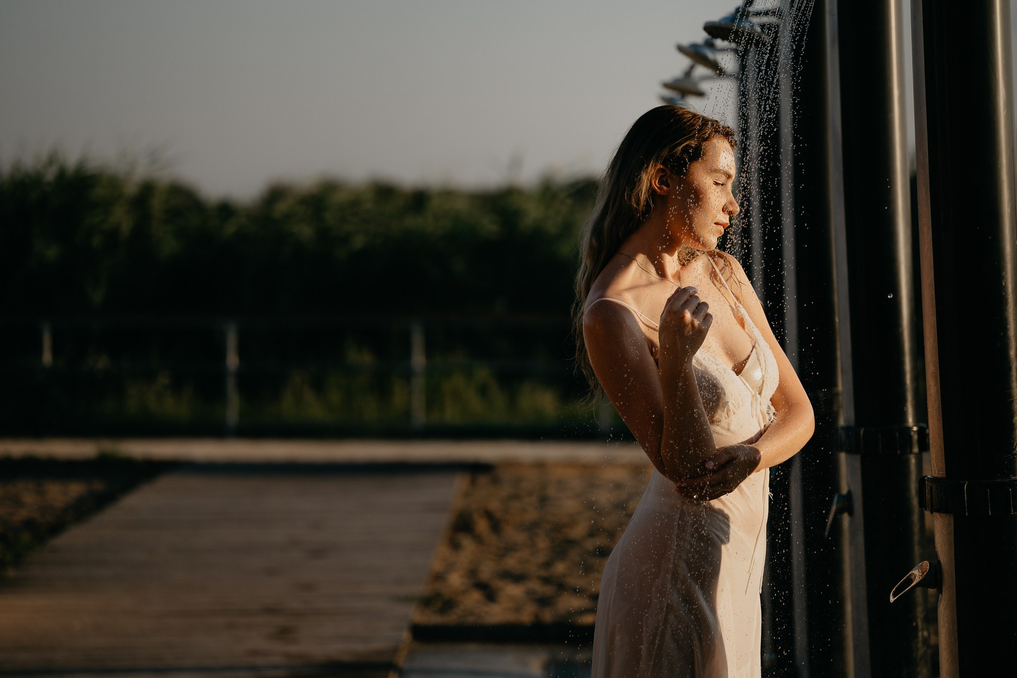 Model din profil, rochie albă, fotograf Slobozia