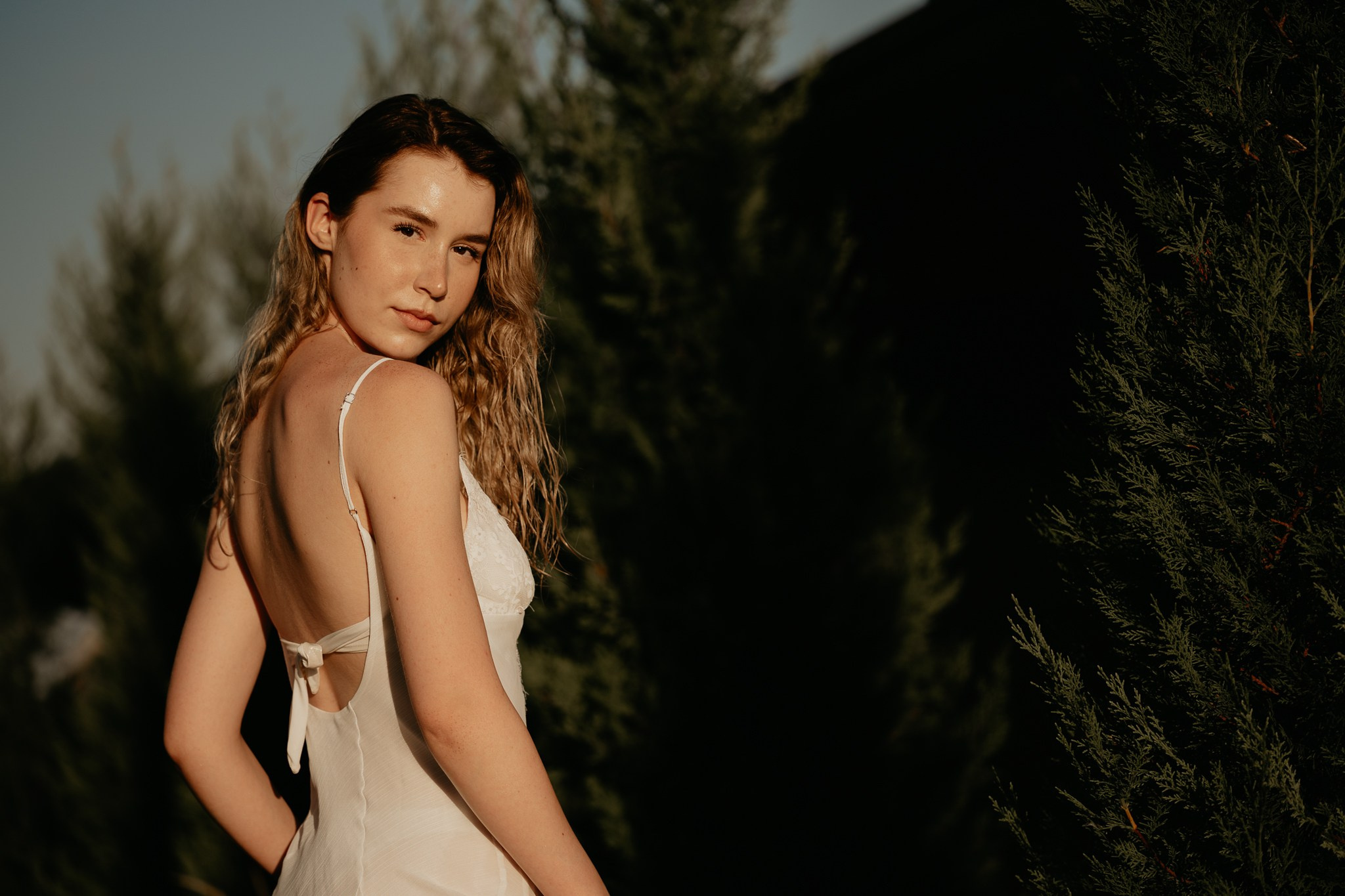 Model în rochie fluidă printre stuf, lacul Amara, fotograf Slobozia