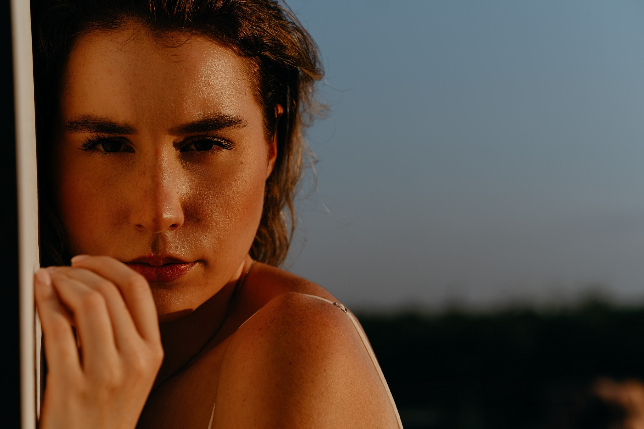 Portret aproape cu model, lumină caldă de apus, Slobozia