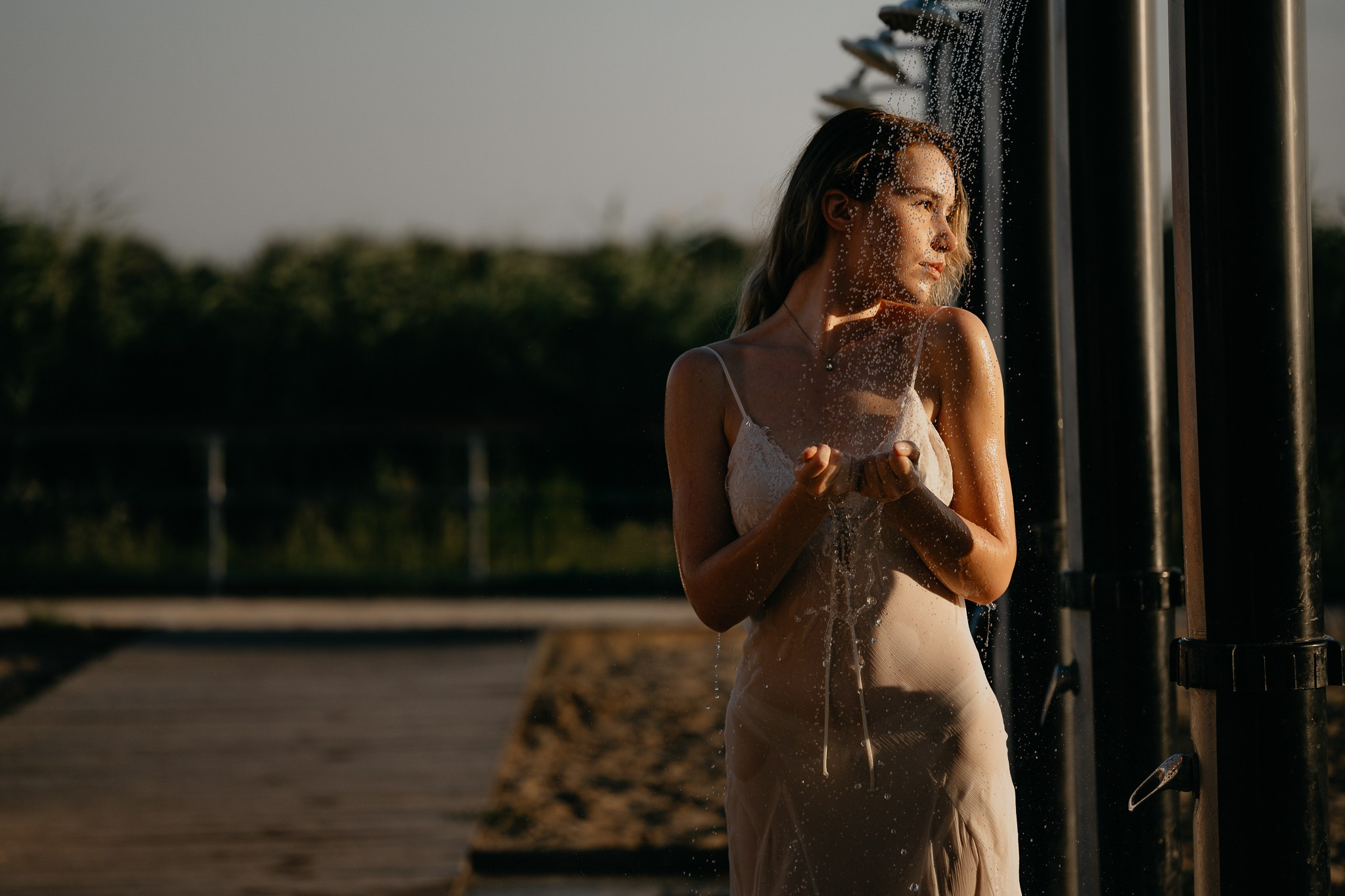Portret model cu mâinile la piept, lumină de apus