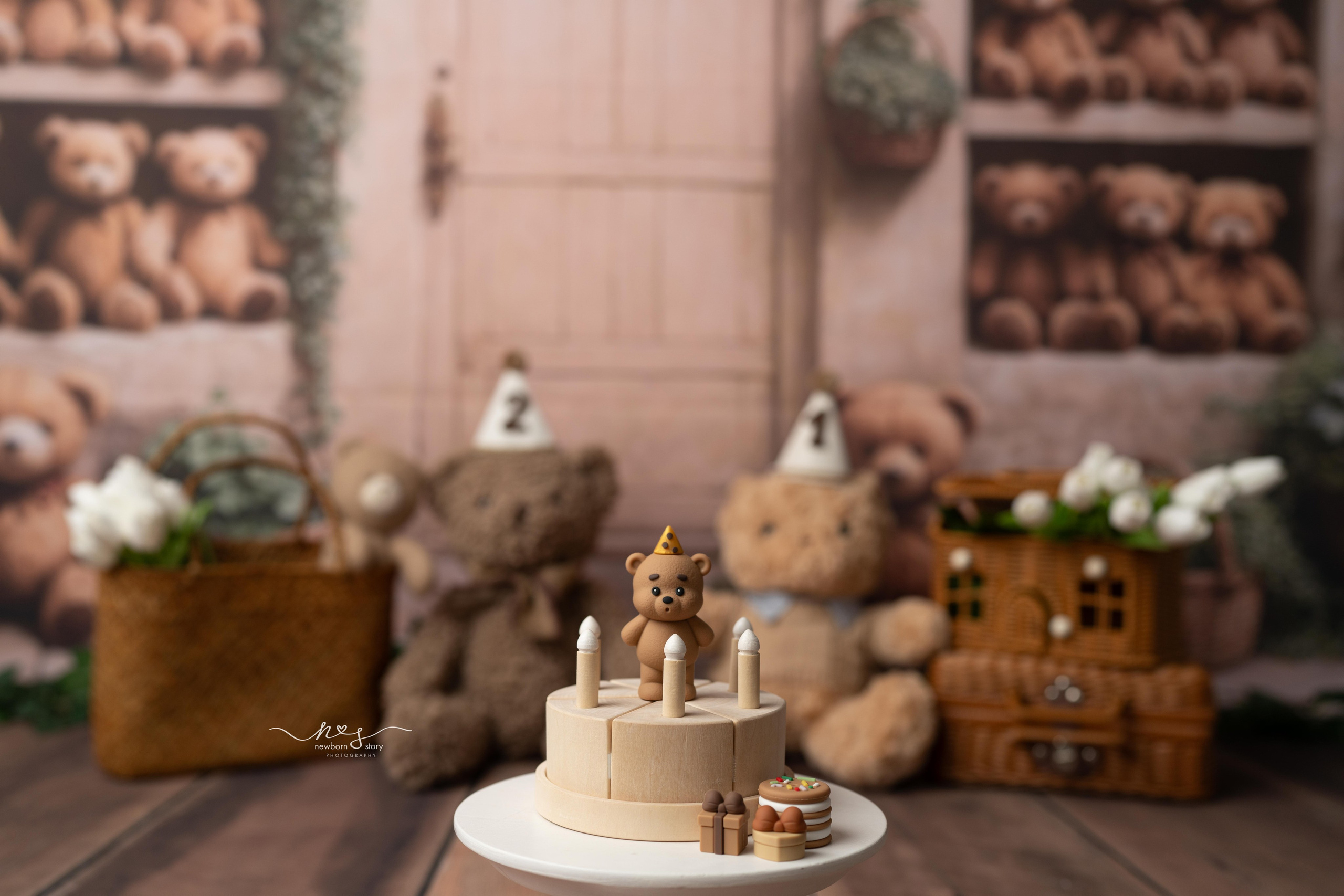 CAKE SMASH PHOTOGRAPHY. Newborn, Sitter and Cake Smash Photographer in Doha, Qatar