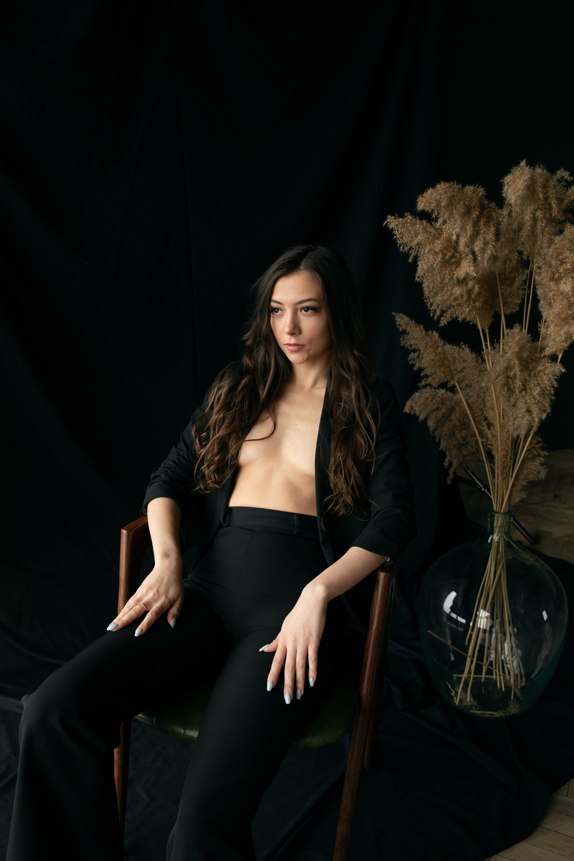 Künstlerisches Porträt einer Frau im schwarzen Anzug